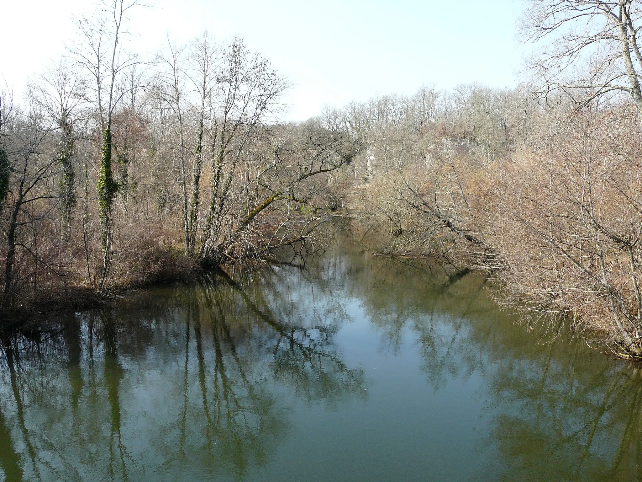 Photo showing: En aval du pont d'Ambon, sur la route départementale 2, la Dronne marque la limite entre Bourdeilles (à gauche) et Grand-Brassac (à droite), Dordogne, France.