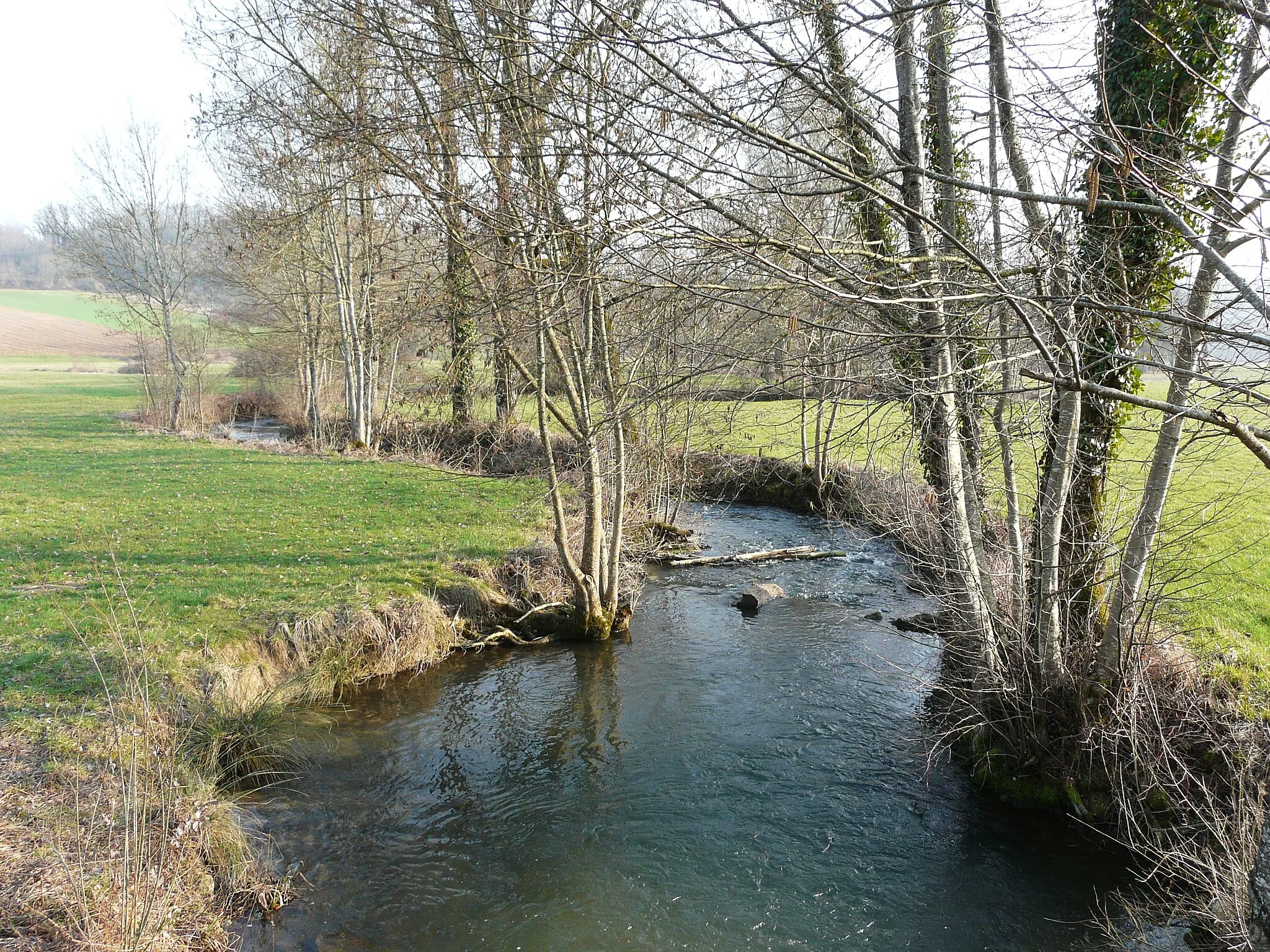 Photo showing: Le Boulou à l'est du lieu dit les Farges, Paussac-et-Saint-Vivien, Dordogne, France. Vue prise en direction de l'aval.