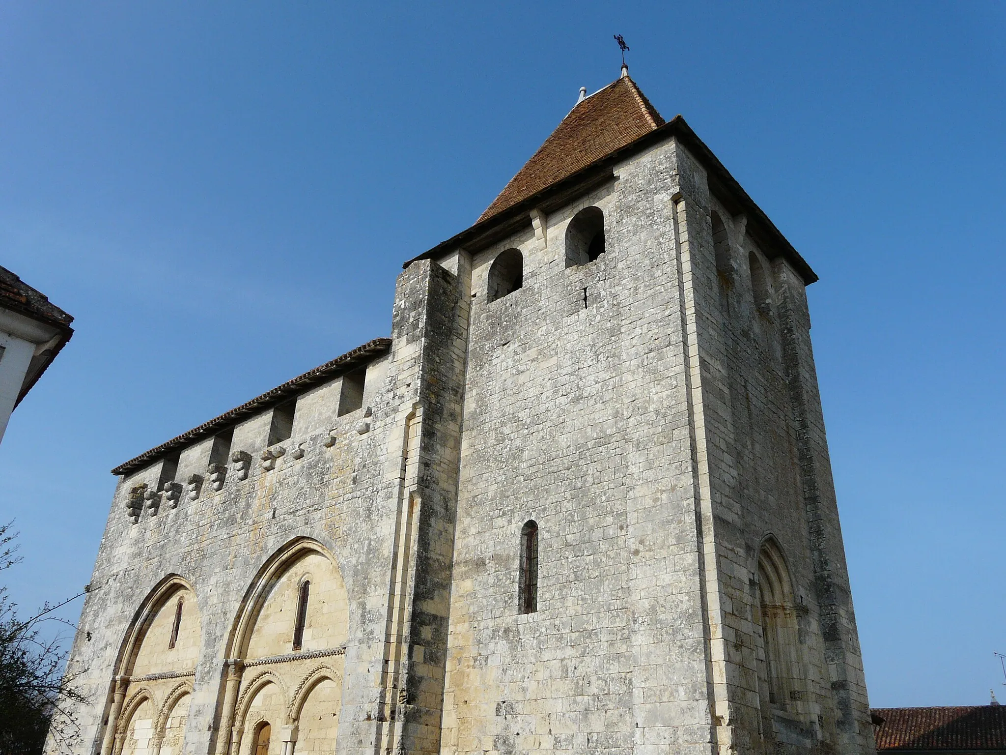 Photo showing: La façade sud-ouest de l'église Saint-Timothée, Paussac-et-Saint-Vivien, Dordogne, France.