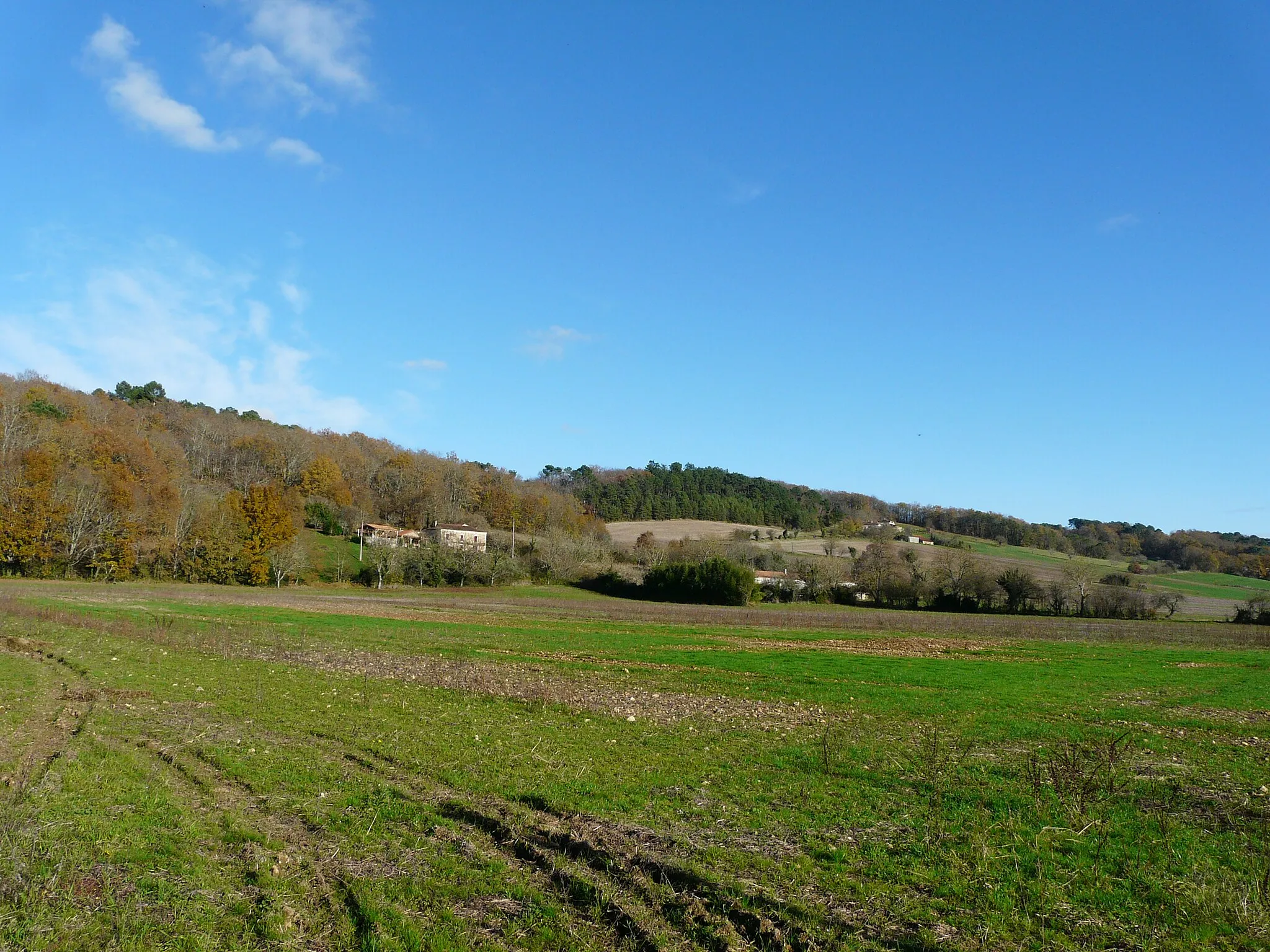 Photo showing: La vallée du Vern et ses coteaux nord. Vue prise en direction de la Chassagne et la Tabatte, Saint-Paul-de-Serre, Dordogne, France.