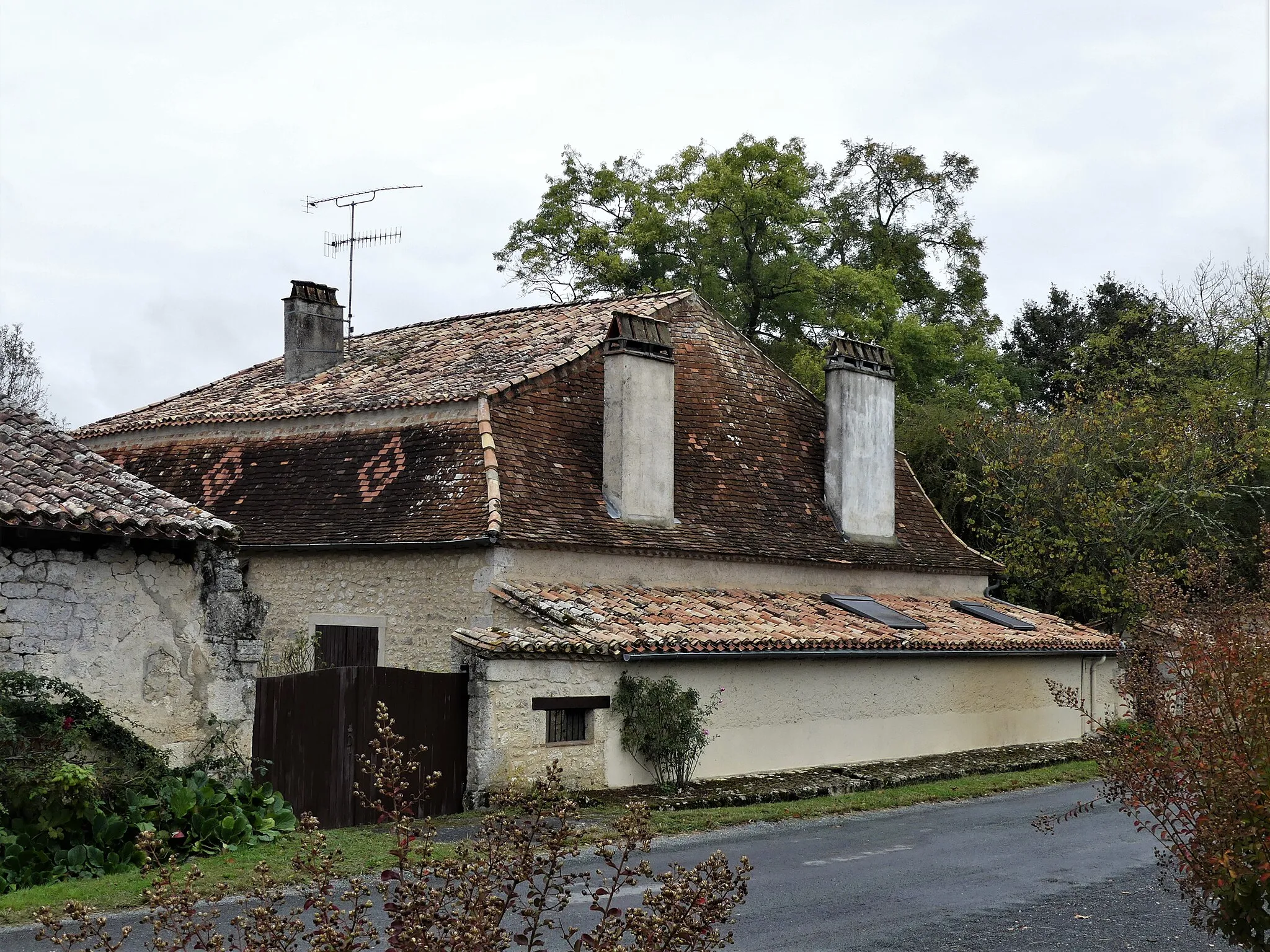 Photo showing: Maison dans le bourg de Sainte-Innocence, Dordogne, France.