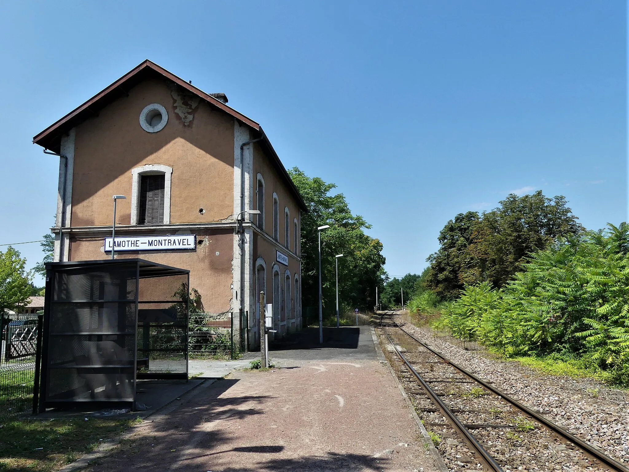 Photo showing: La voie en direction de Libourne, gare de Lamothe-Montravel, Dordogne, France.