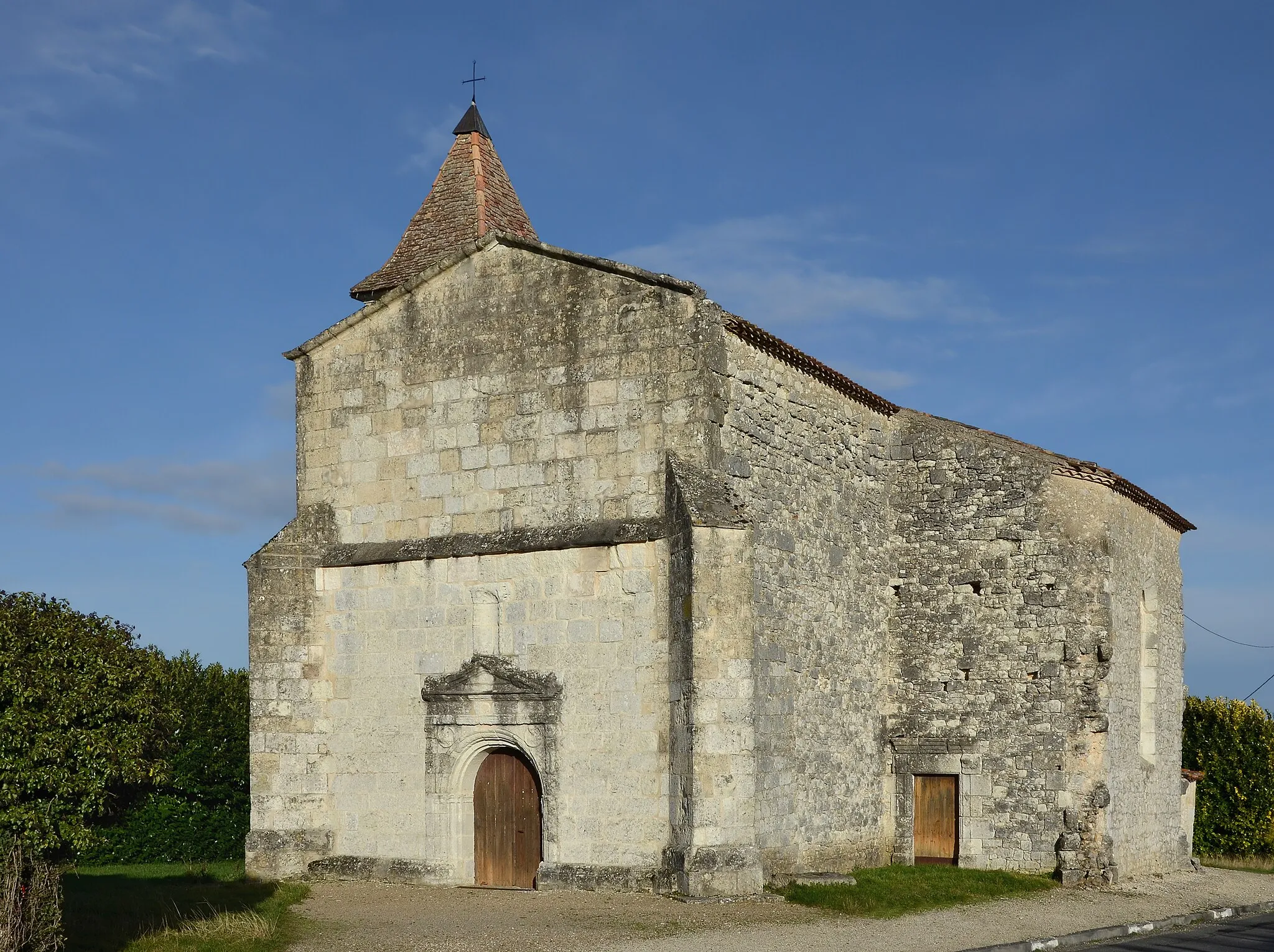 Photo showing: This building is indexed in the base Mérimée, a database of architectural heritage maintained by the French Ministry of Culture, under the reference PA00082388 .