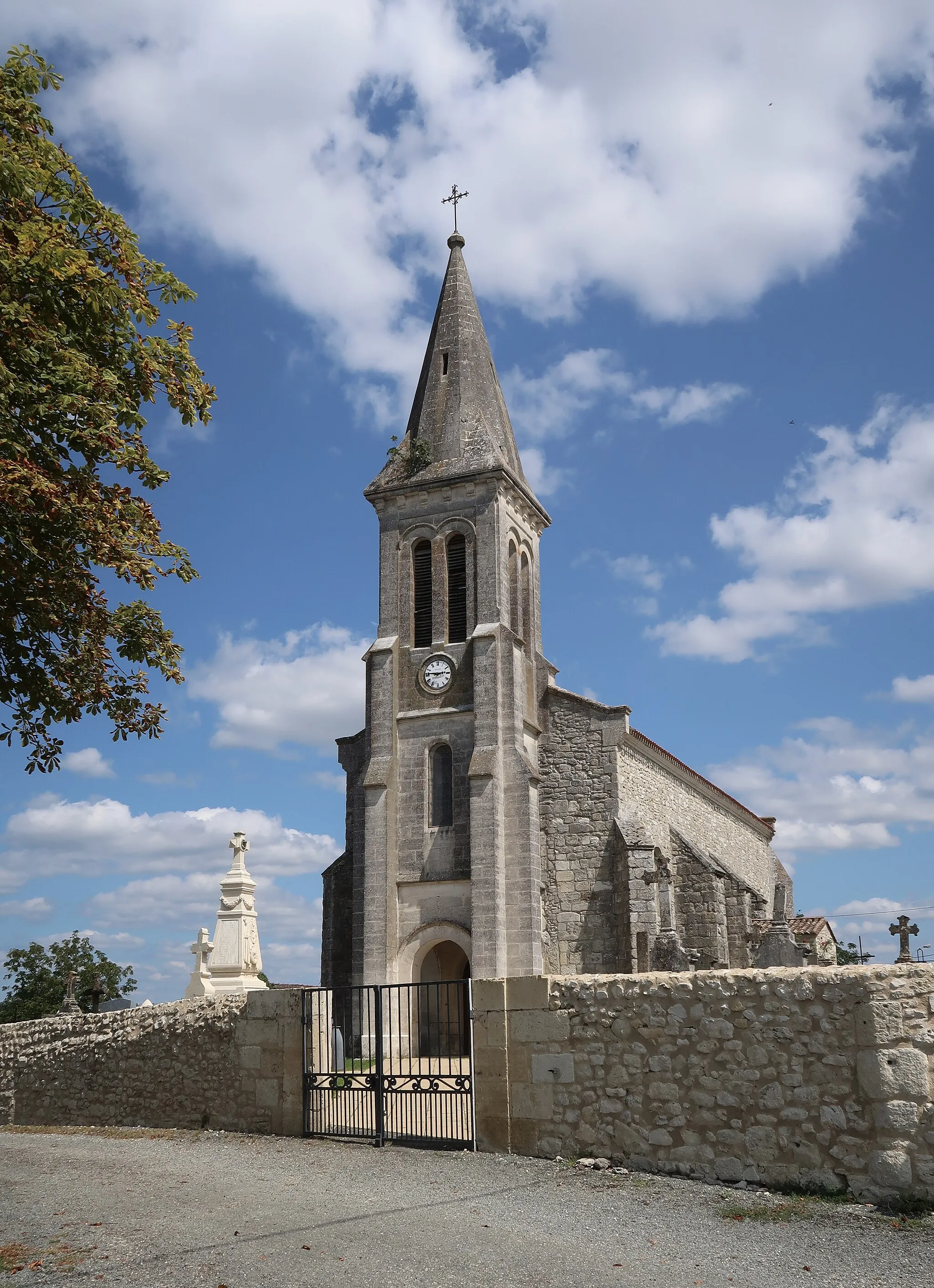 Photo showing: Église Saints-Pierre-et-Paul de Fougueyrolles (Dordogne). À gauche, au sein du cimetière, le monument aux morts.