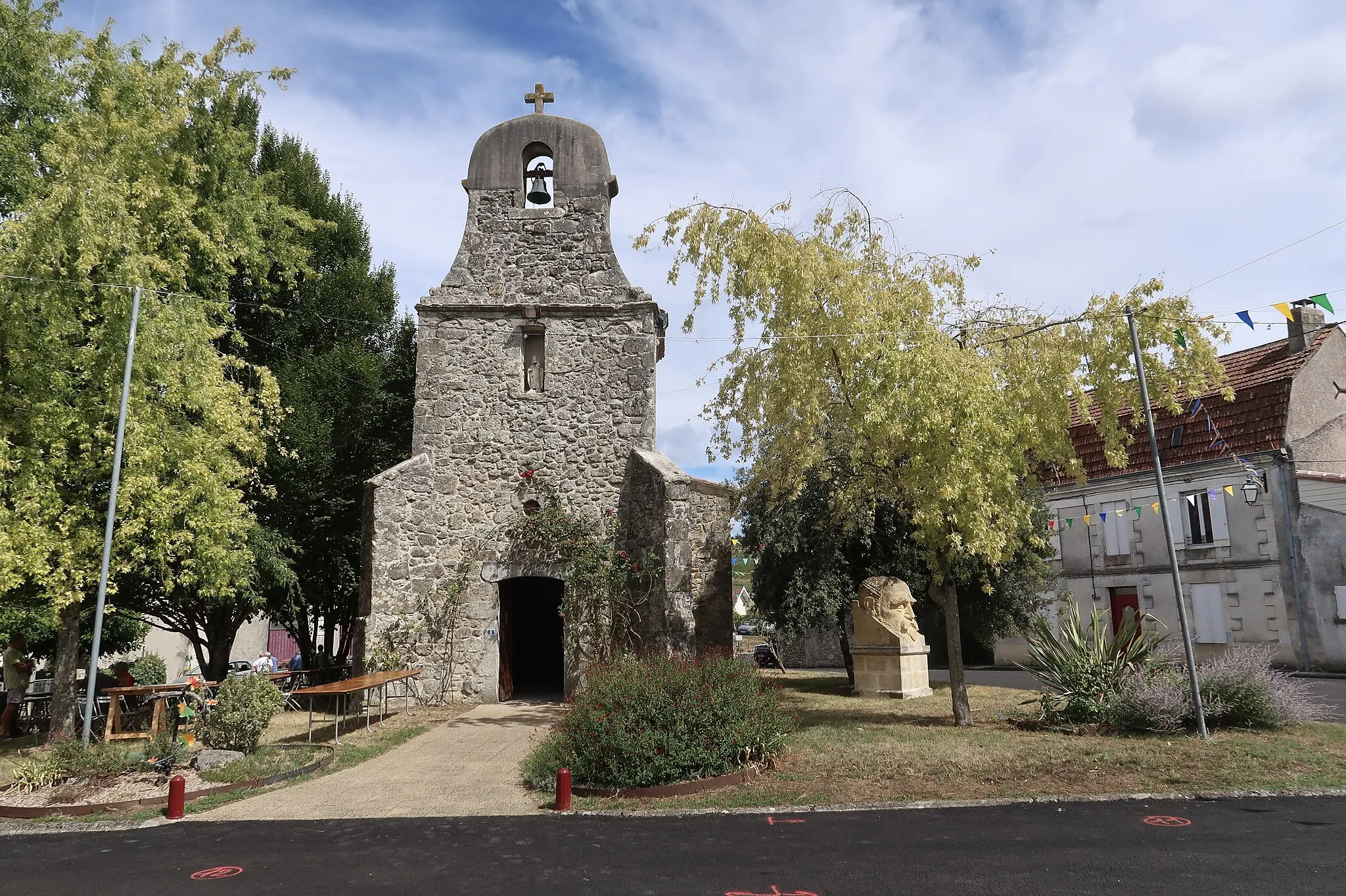 Photo showing: Extérieur de l'église de Ponchapt, commune de Port-Sainte-Foy-et-Ponchapt (Dordogne).