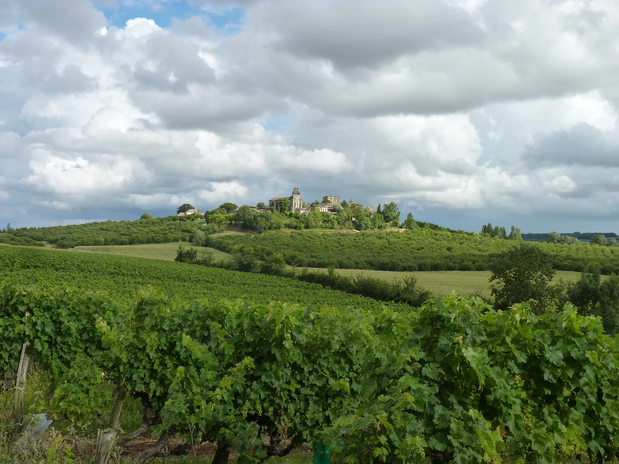 Photo showing: Église Notre-Dame et château, village de Monteton, département du Lot-et-Garonne - De loin, sur la butte