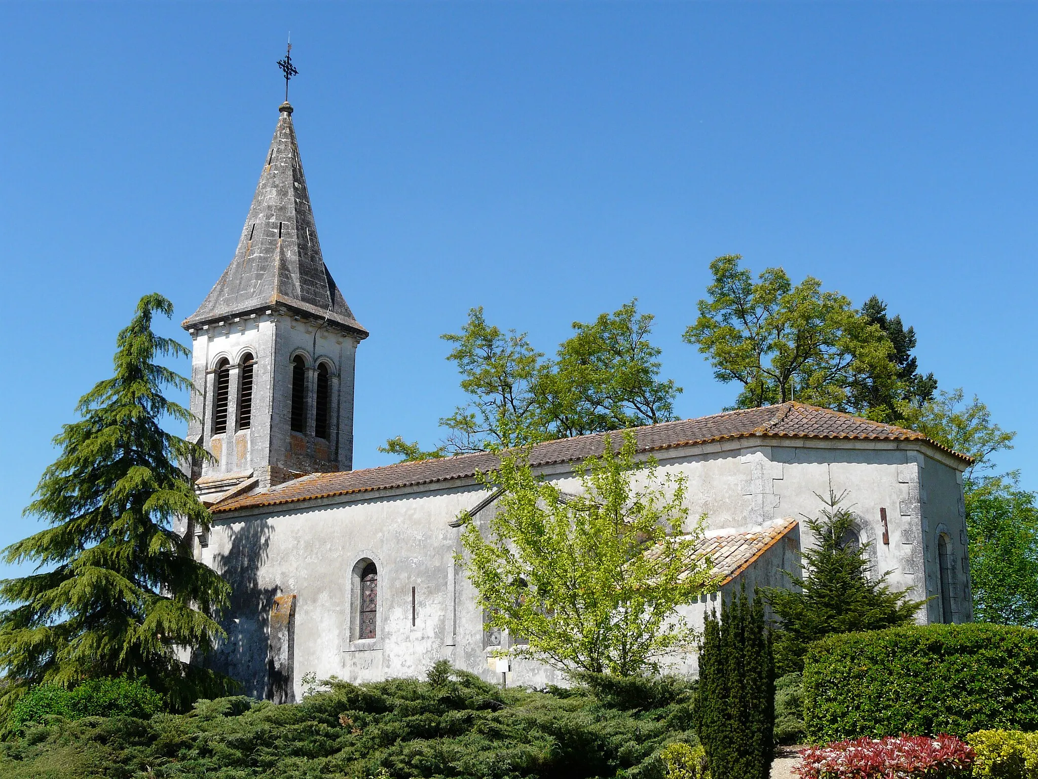 Photo showing: La façade sud-ouest de l'église d'Eygurande, Eygurande-et-Gardedeuil, Dordogne, France.