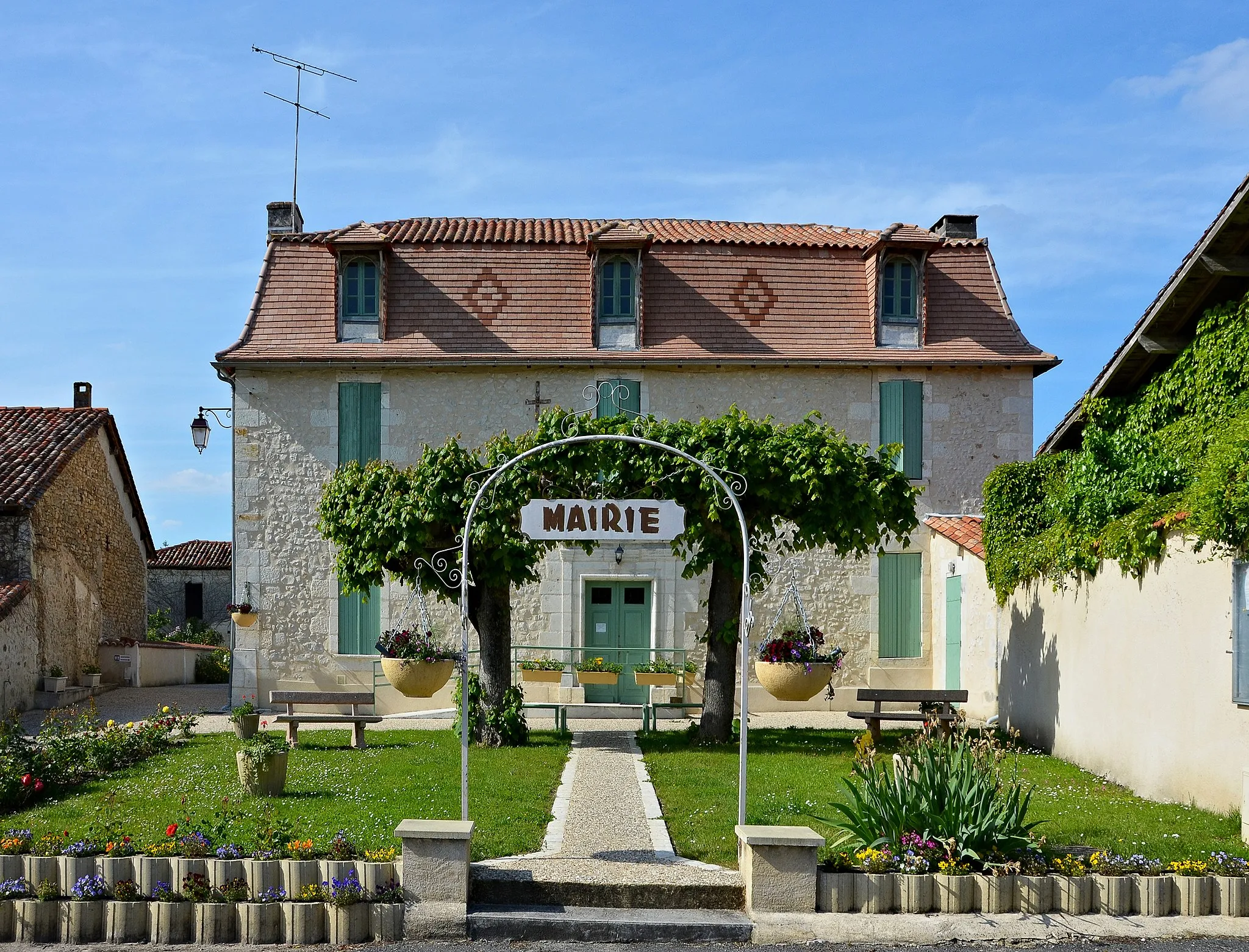 Photo showing: Town hall of Chenaud, Dordogne, France.