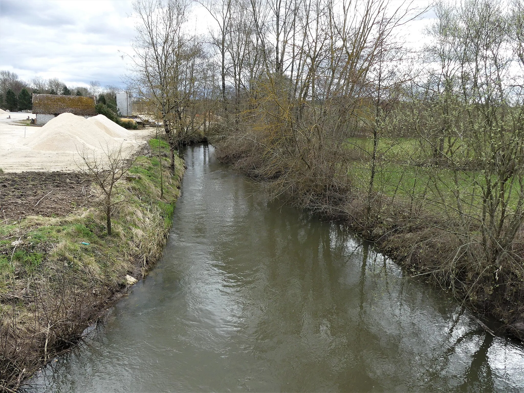 Photo showing: La Rizonne en amont du pont de la route départementale 5, au lieu-dit le Pont de la Rizonne, entre Saint-Privat-des-Prés à gauche (commune de Saint Privat en Périgord) et Saint-Aulaye à droite (commune de Saint Aulaye-Puymangou), Dordogne, France.