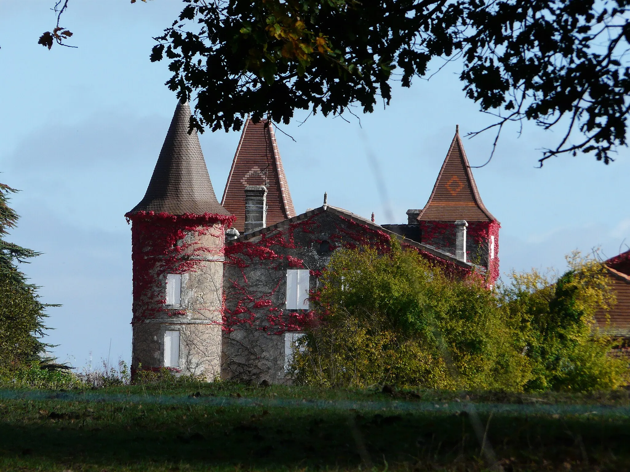 Photo showing: Le château Trompette vu de l'ouest, Vanxains, Dordogne, France