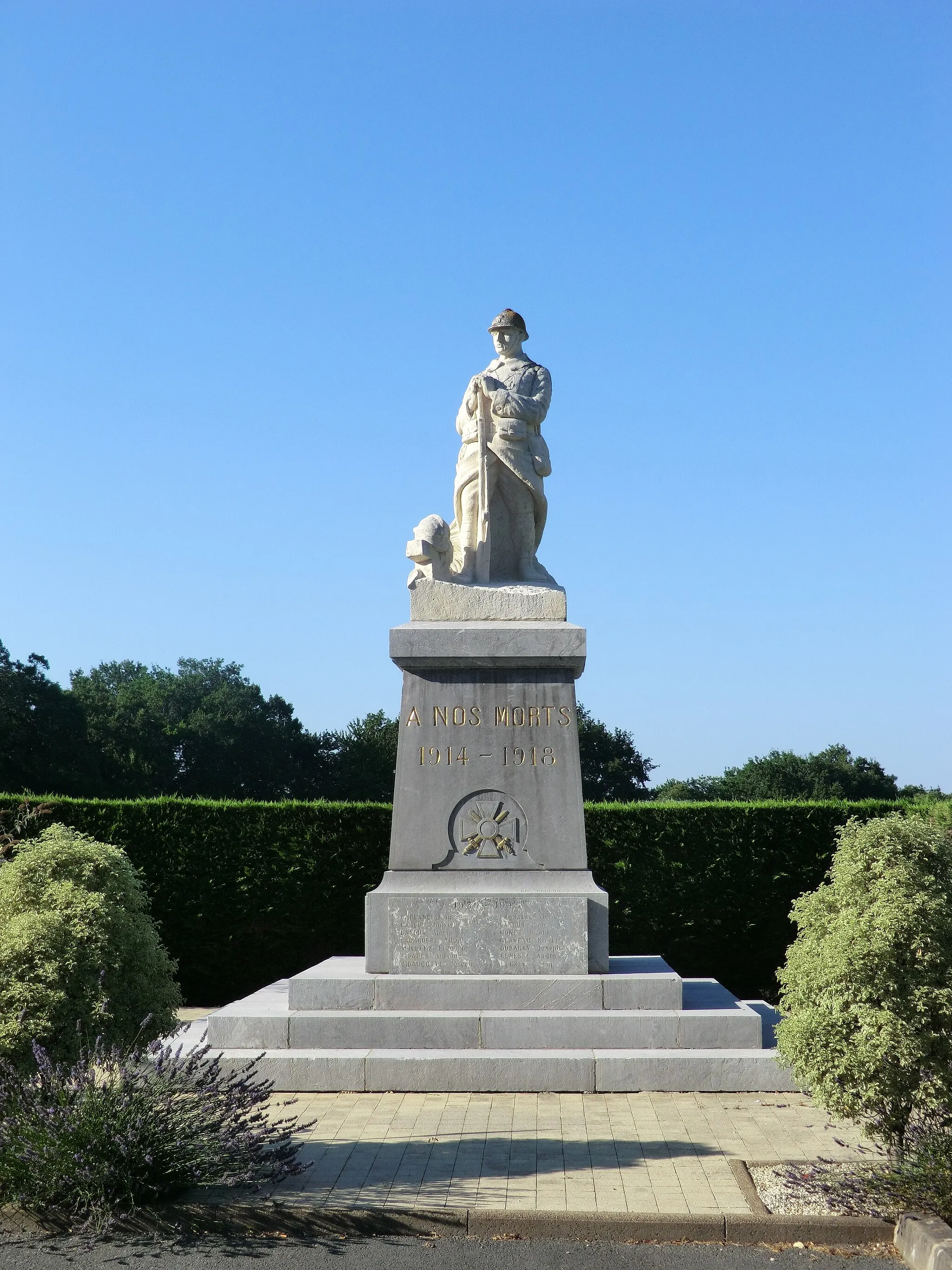 Photo showing: War memorial of Saint-Martin-de-Seignanx.