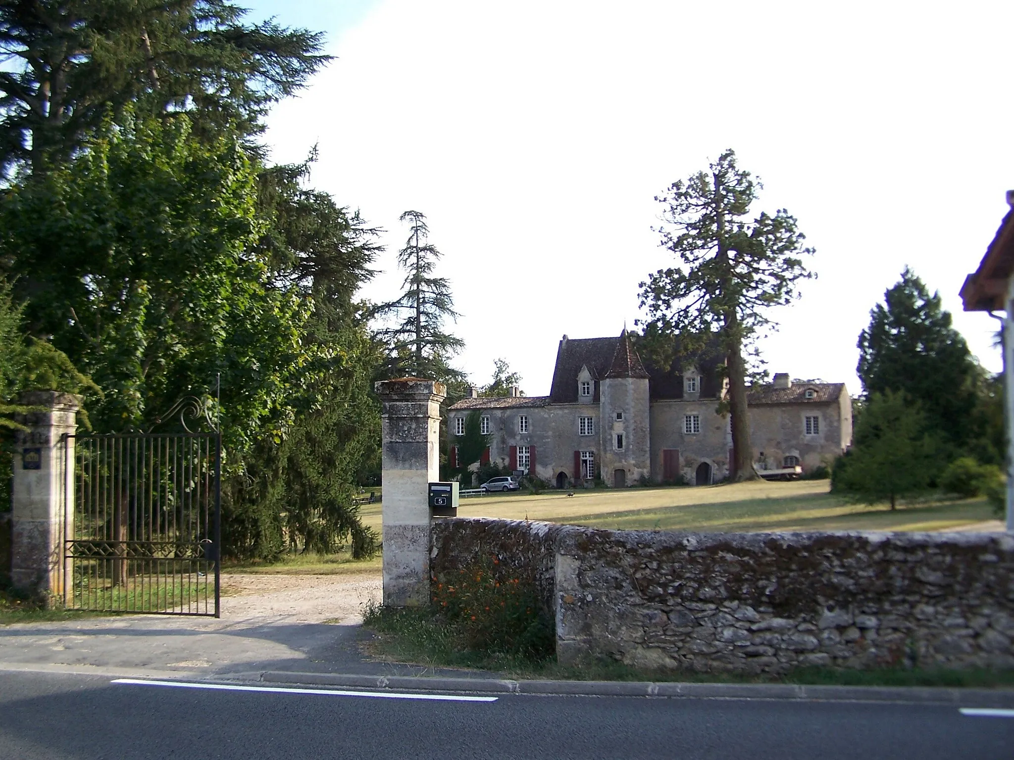 Photo showing: This building is inscrit au titre des monuments historiques de la France. It is indexed in the base Mérimée, a database of architectural heritage maintained by the French Ministry of Culture, under the reference PA00083691 .