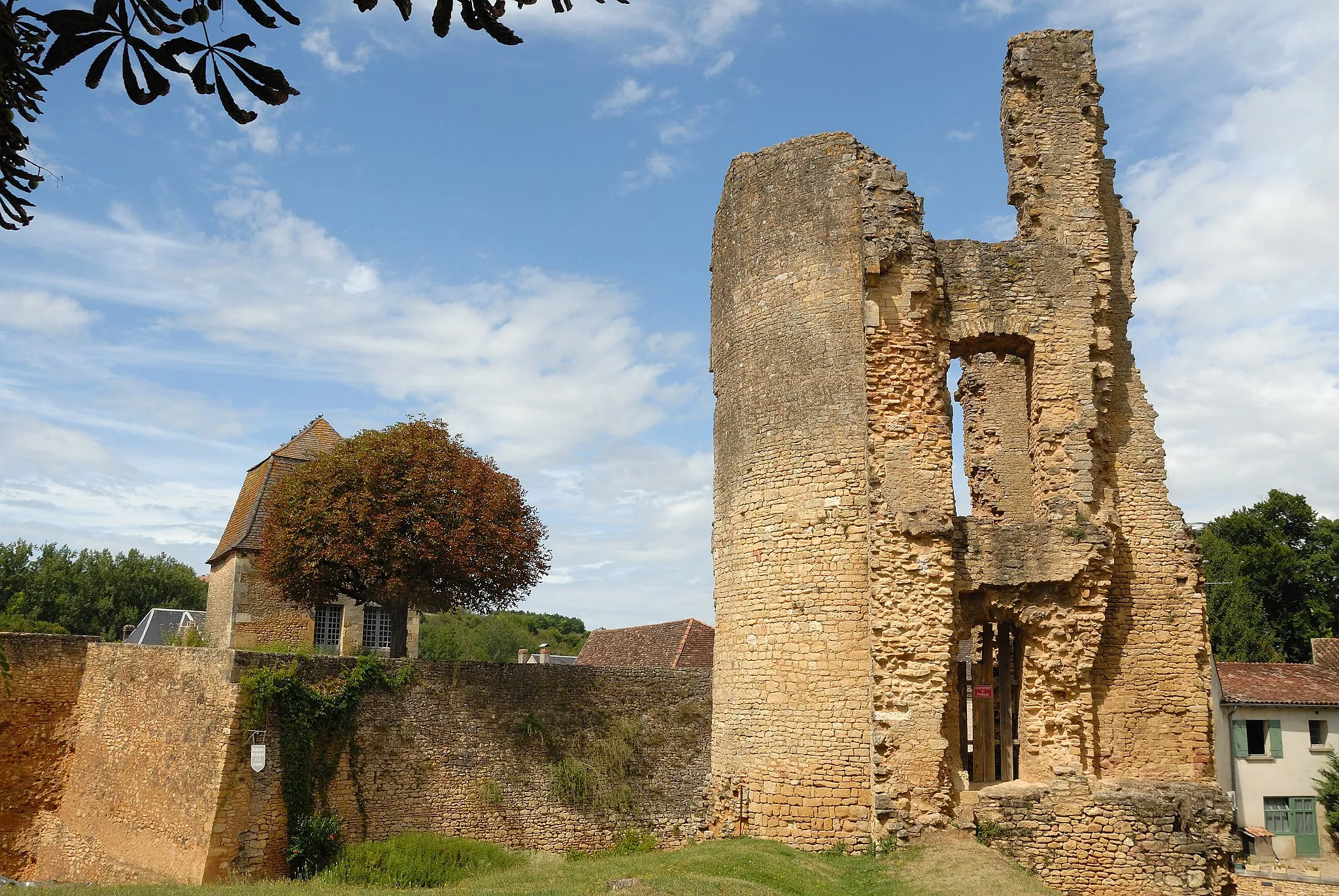 Photo showing: This building is inscrit au titre des monuments historiques de la France. It is indexed in the base Mérimée, a database of architectural heritage maintained by the French Ministry of Culture, under the reference PA00082791 .