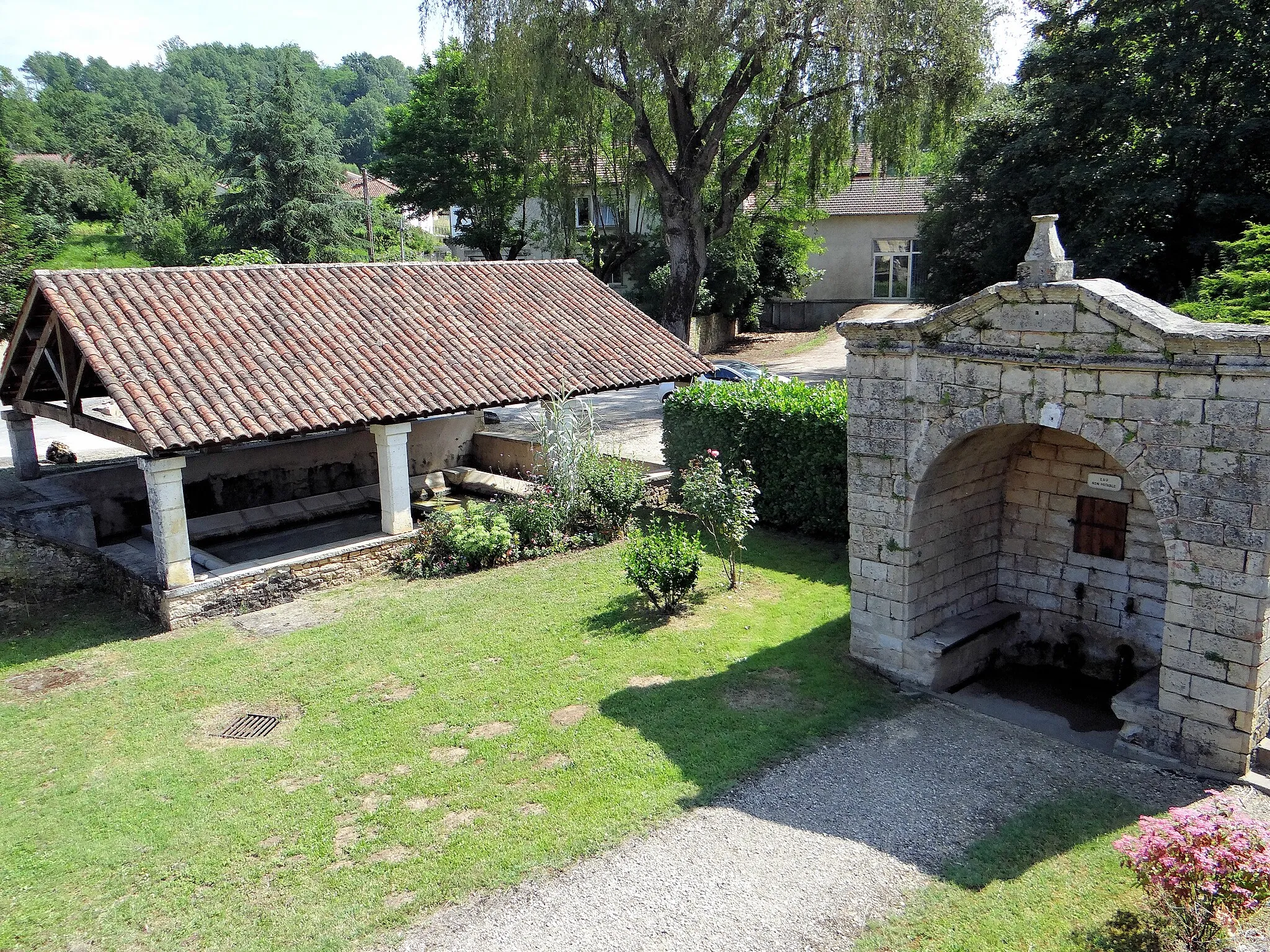 Photo showing: Villefranche-du-Périgord - Fontaine et lavoir
