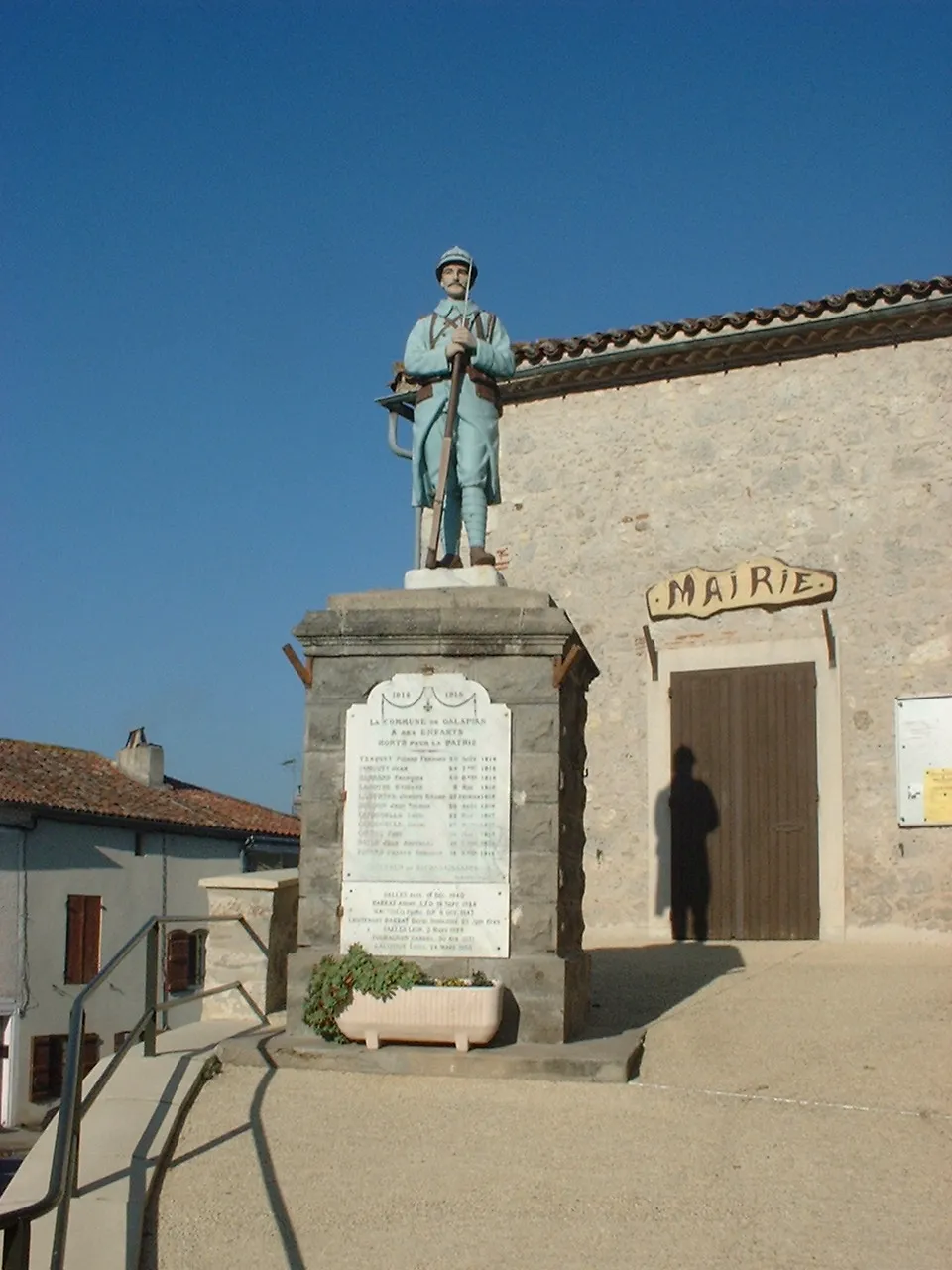 Photo showing: War memorial of Galapian