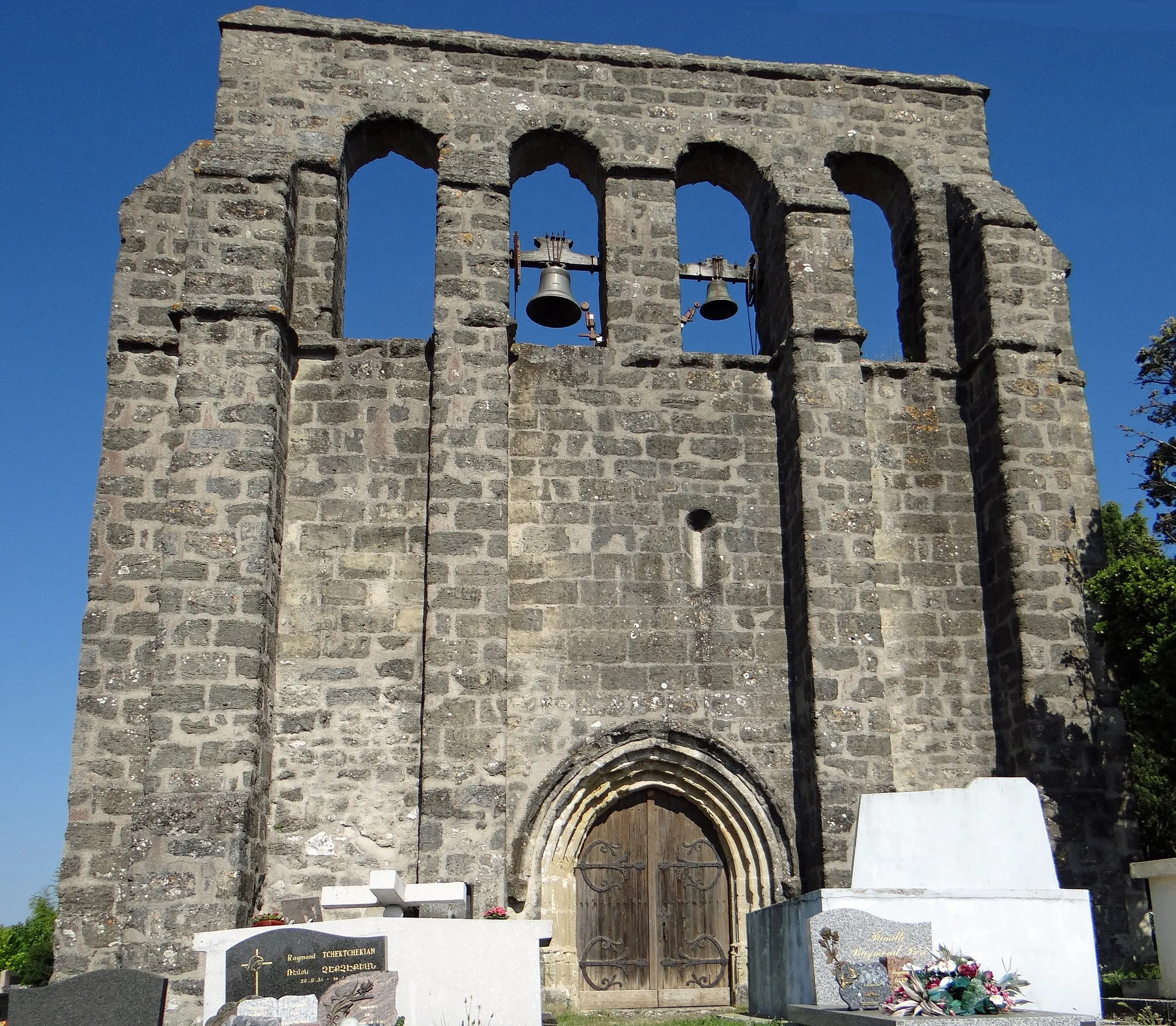 Photo showing: This building is indexed in the base Mérimée, a database of architectural heritage maintained by the French Ministry of Culture, under the reference PA00084258 .