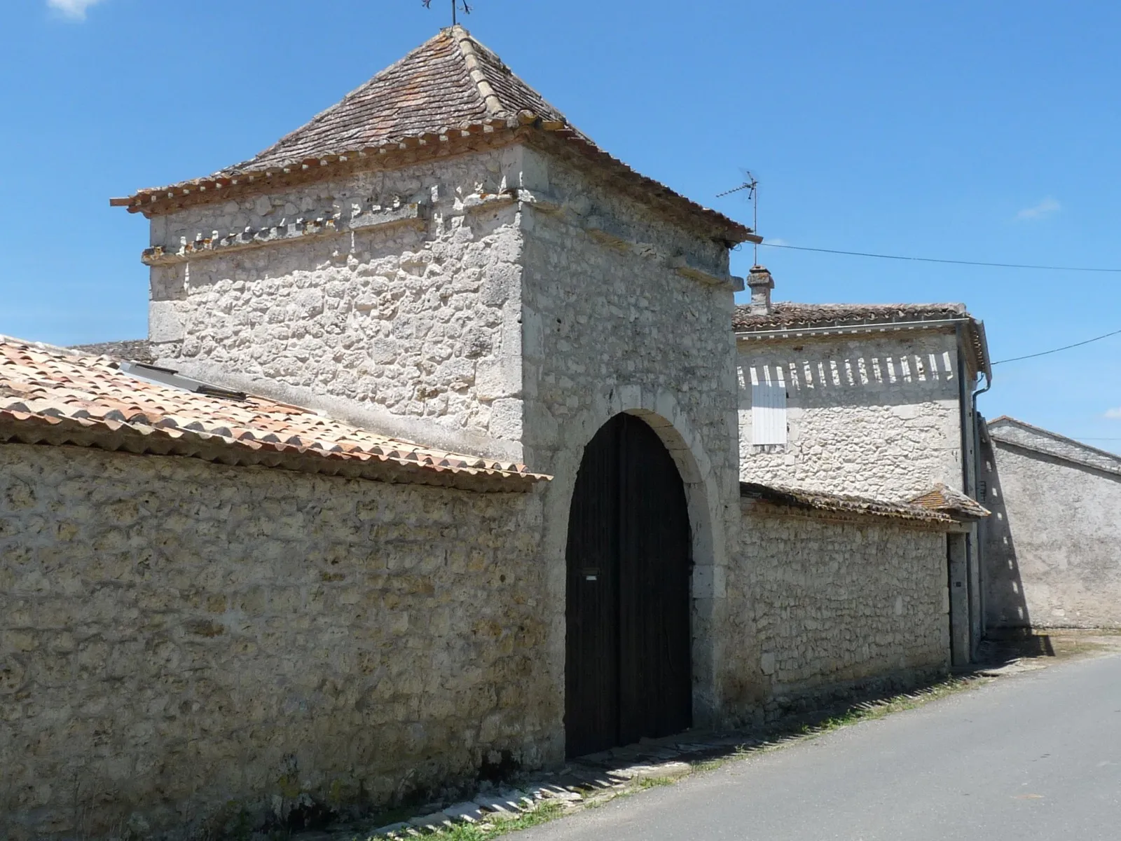 Photo showing: Portail, bourg de Riocaud, Gironde, France