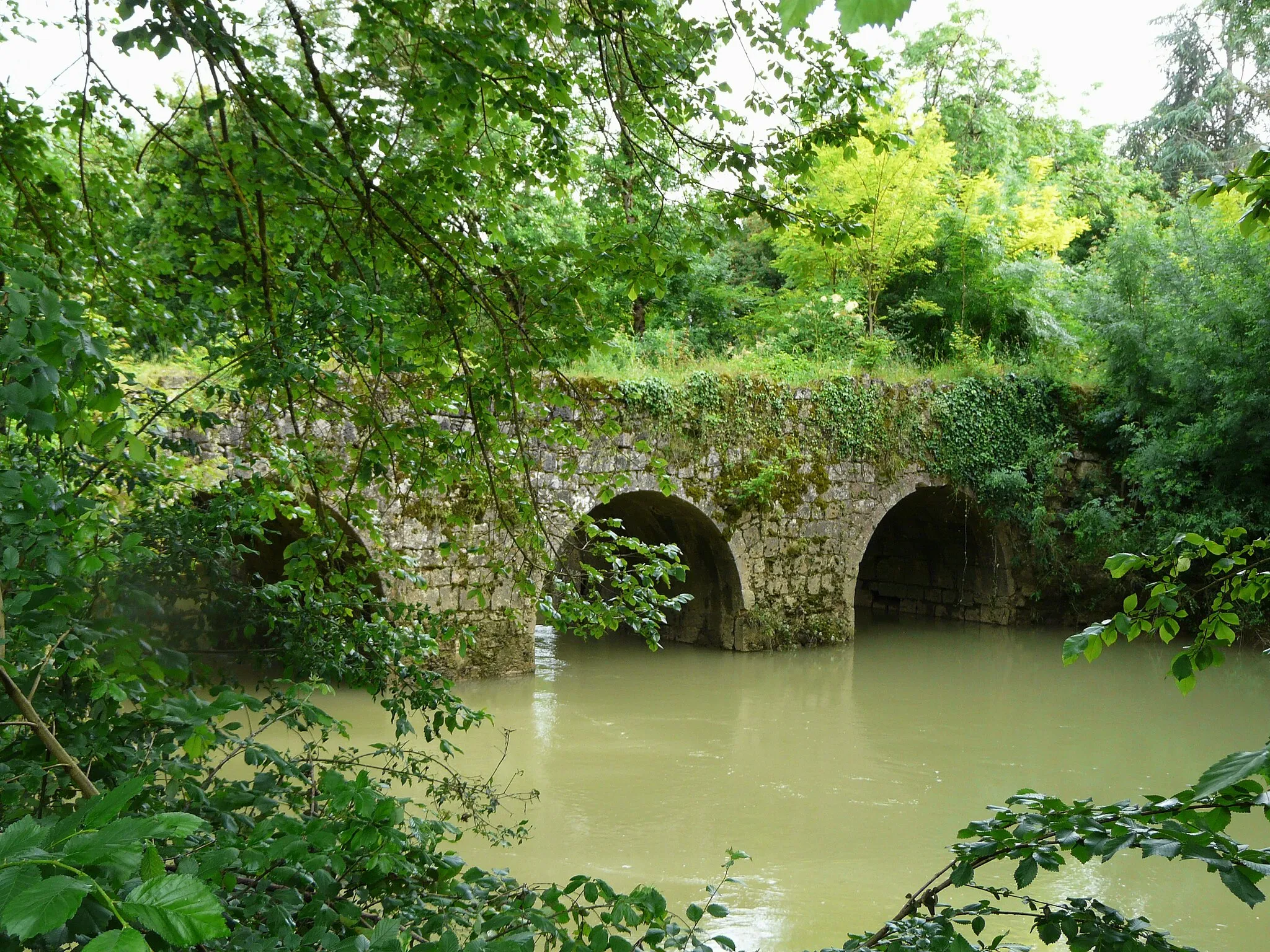 Photo showing: Le pont de Tauziète sur l'Osse entre Nérac (au premier plan) et Andiran ; Lot-et-Garonne, France.