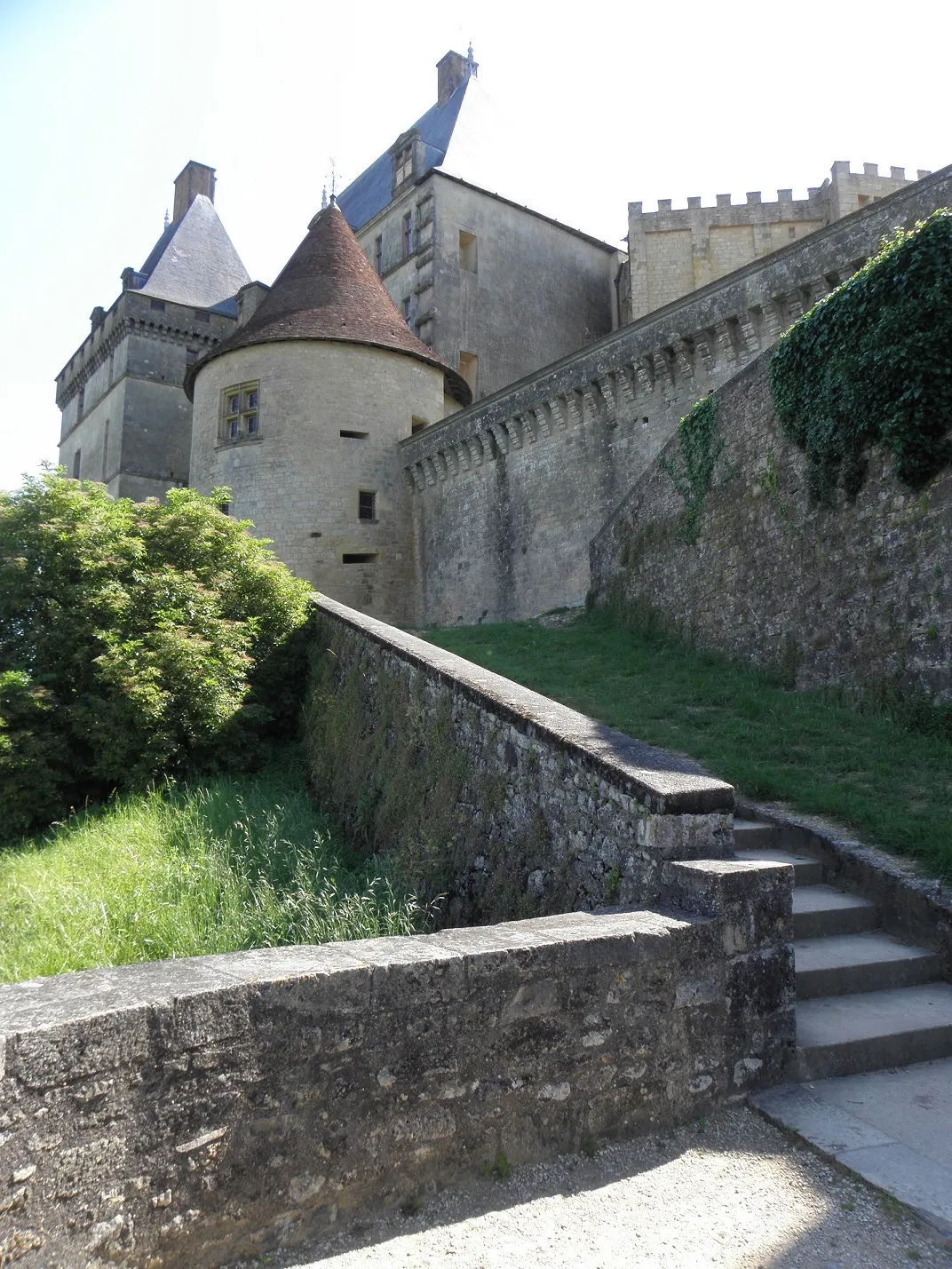 Photo showing: Château de Biron (24). Extérieur.