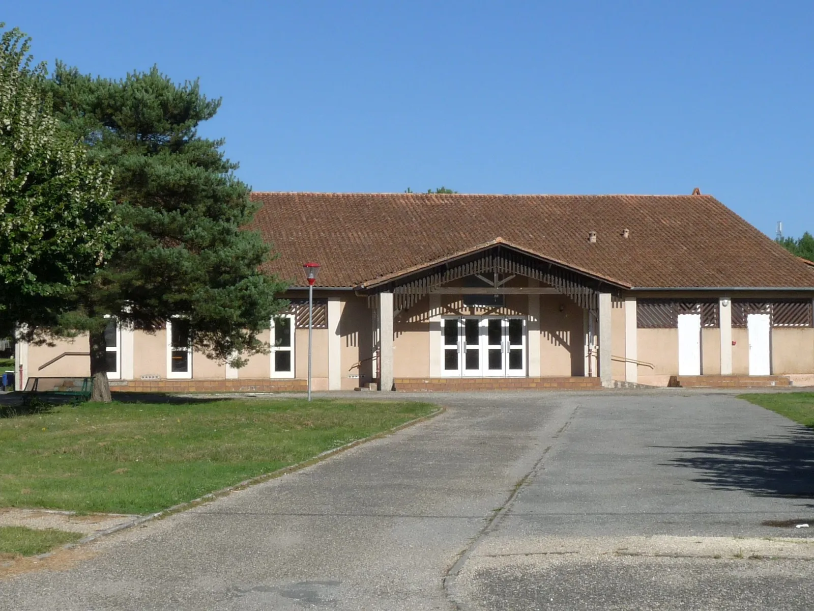 Photo showing: Salle des fêtes, Donnezac, Gironde, France