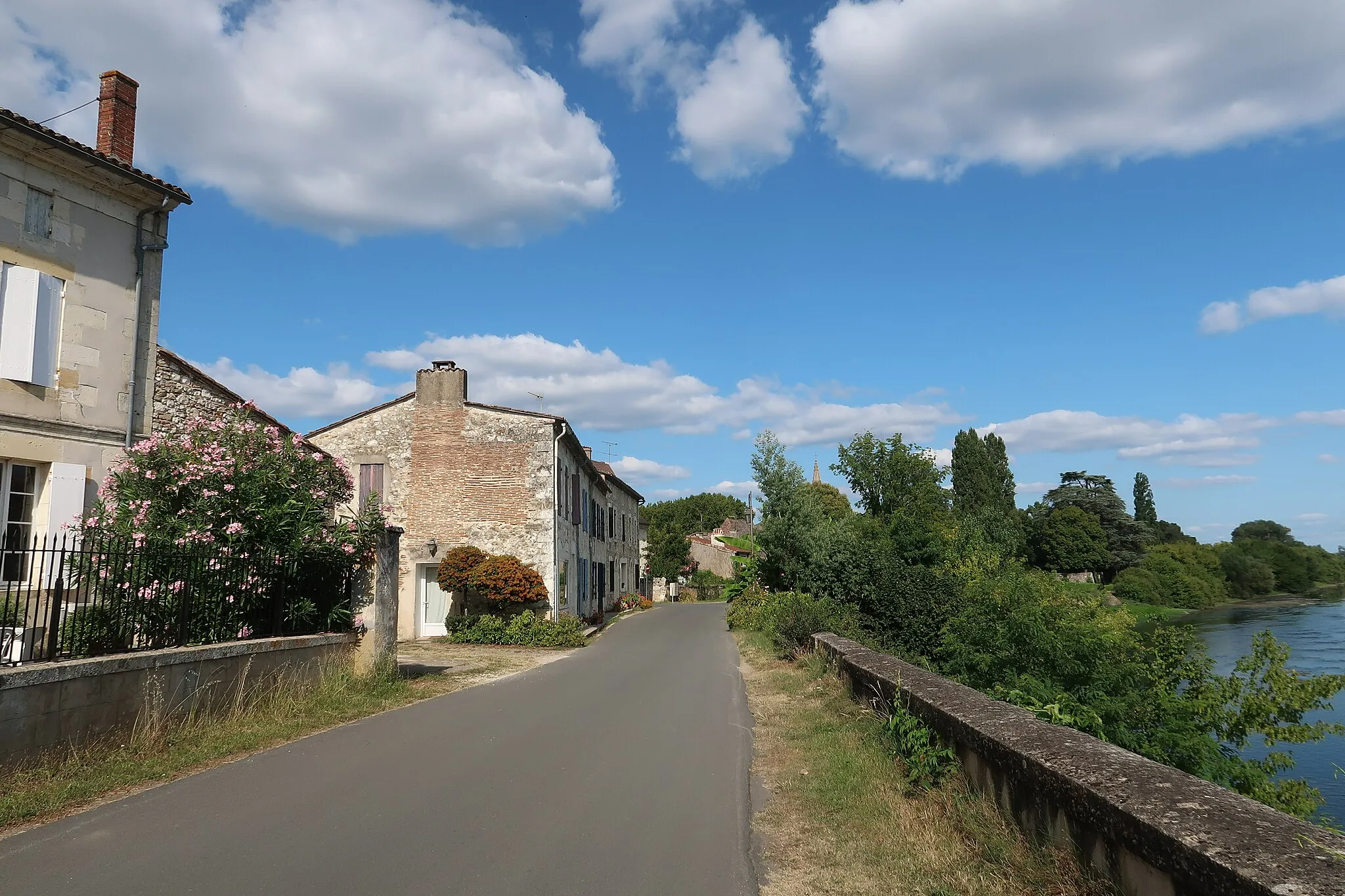 Photo showing: Rue Théophile-Cart, le long de la Dordogne, Saint-Antoine-de-Breuilh (Dordogne).