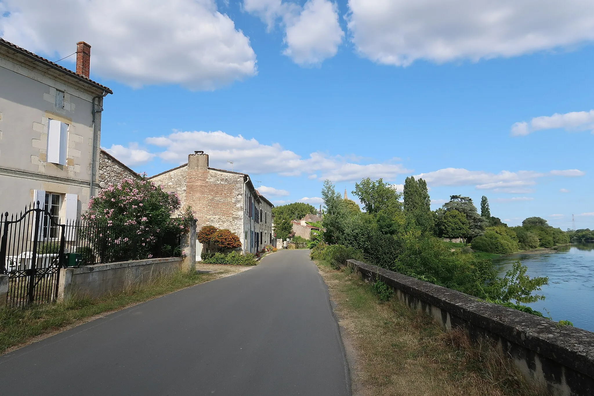 Photo showing: Rue Théophile-Cart, le long de la Dordogne, Saint-Antoine-de-Breuilh (Dordogne).