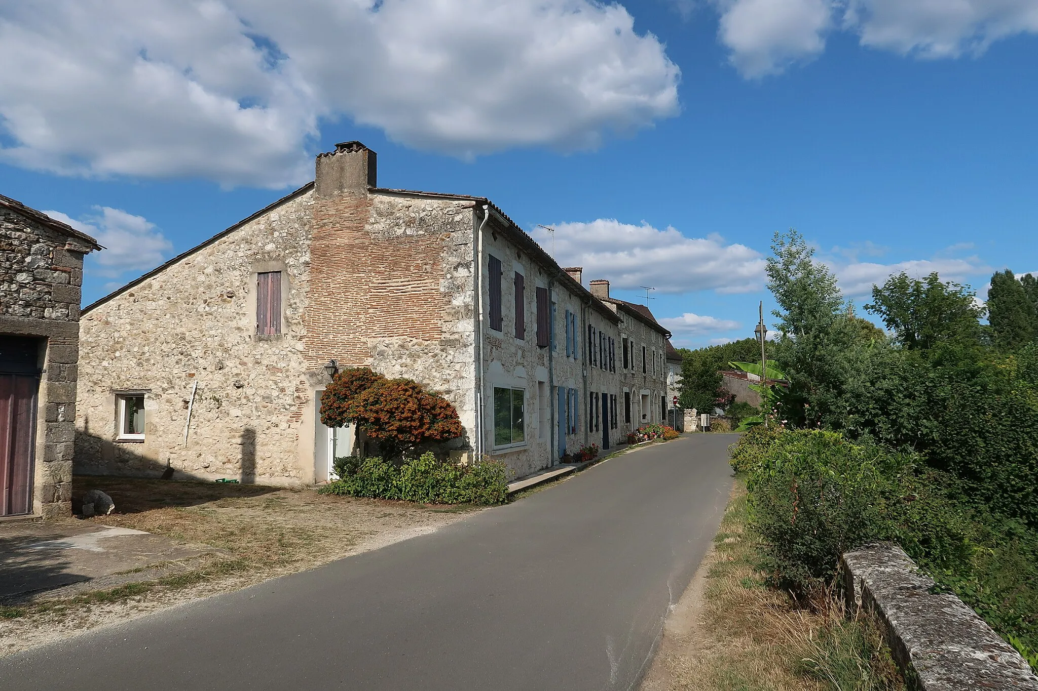 Photo showing: Rue Théophile-Cart, le long de la Dordogne, Saint-Antoine-de-Breuilh (Dordogne).