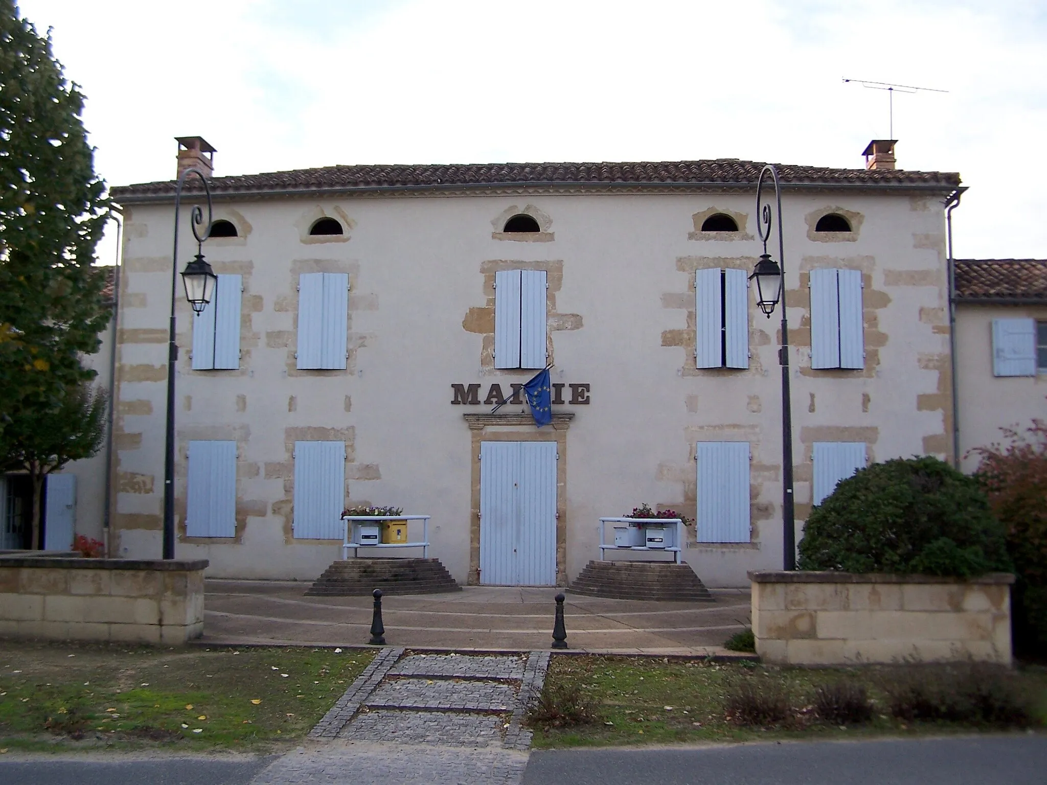 Photo showing: Town hall of Lucmau (Gironde, France)