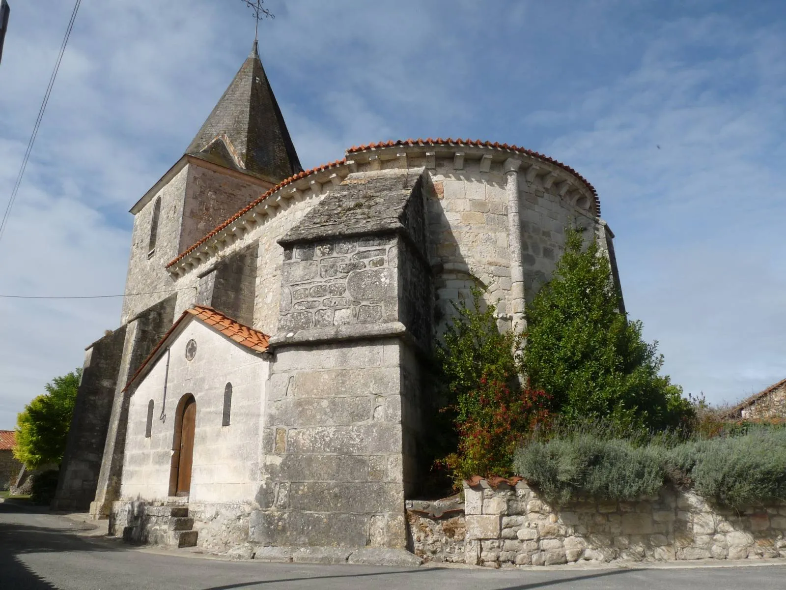 Photo showing: église de St-Laurent-de-Belzagot, Charente, France