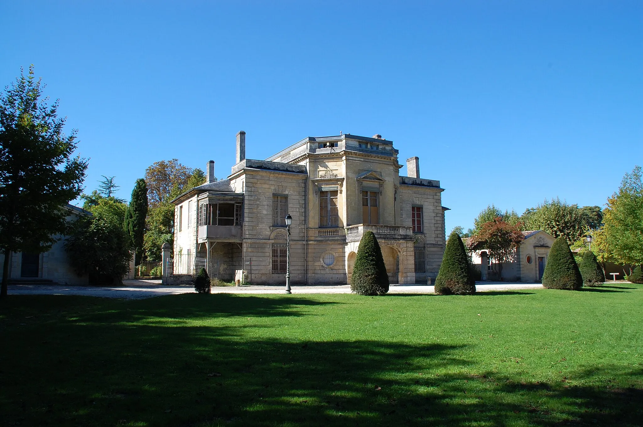 Photo showing: This building is indexed in the base Mérimée, a database of architectural heritage maintained by the French Ministry of Culture, under the reference PA00083488 .