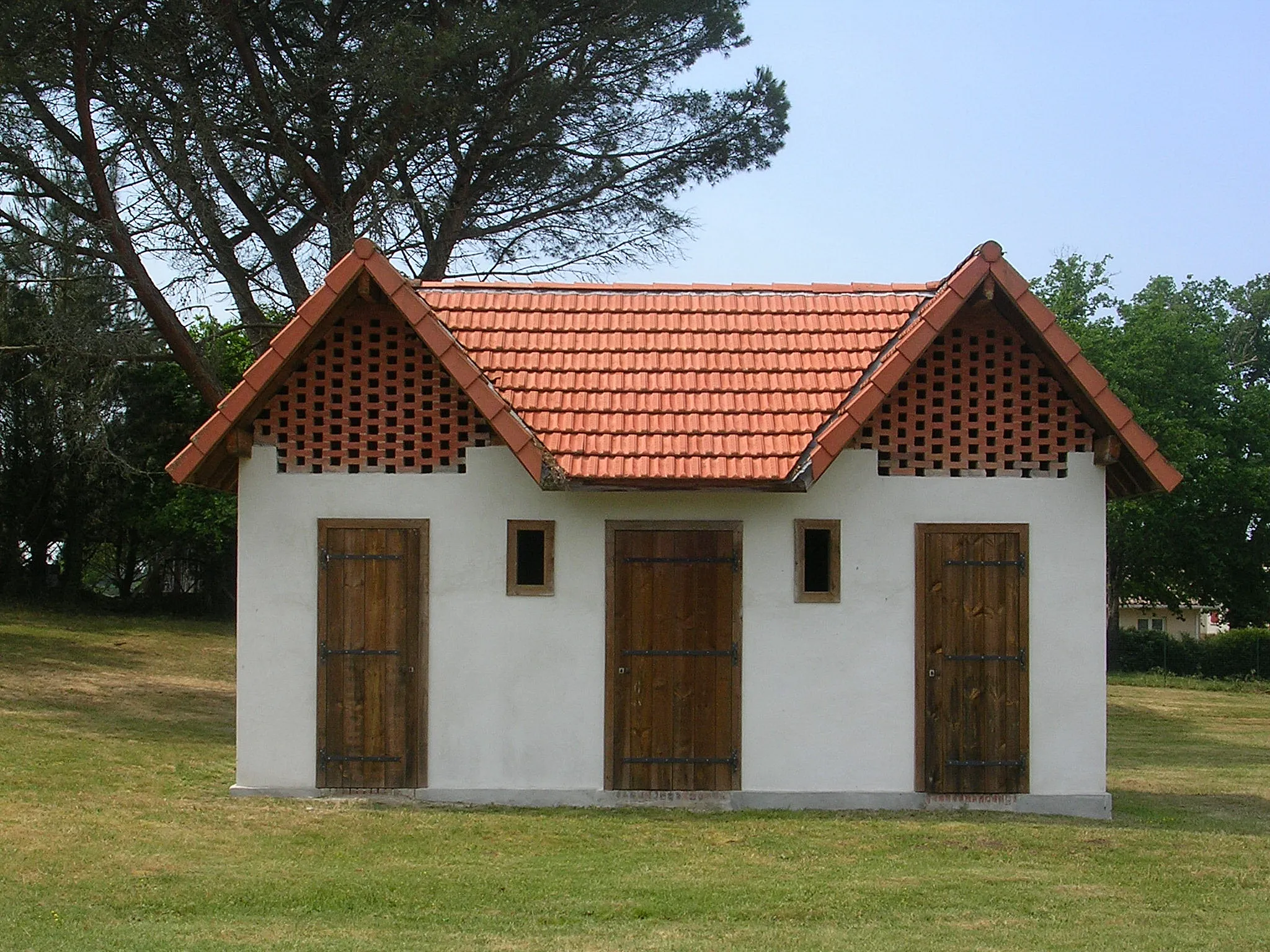 Photo showing: Ancien four à pain et pigeonnier du XIXe siècle à Bias, dans le département français des Landes