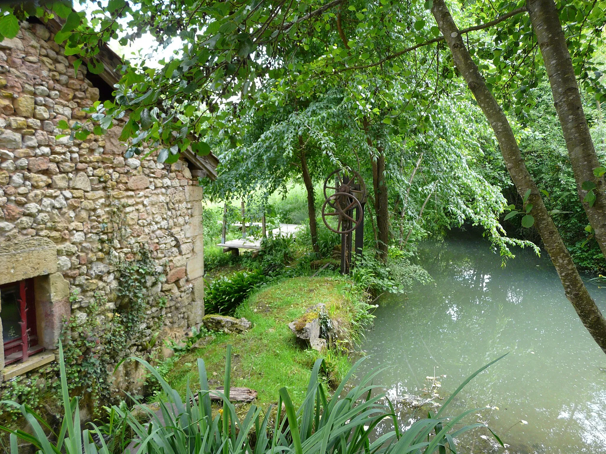 Photo showing: Bief sur la Nauze, alimentant en eau l'ancienne filature, Monplaisant, Dordogne, France.