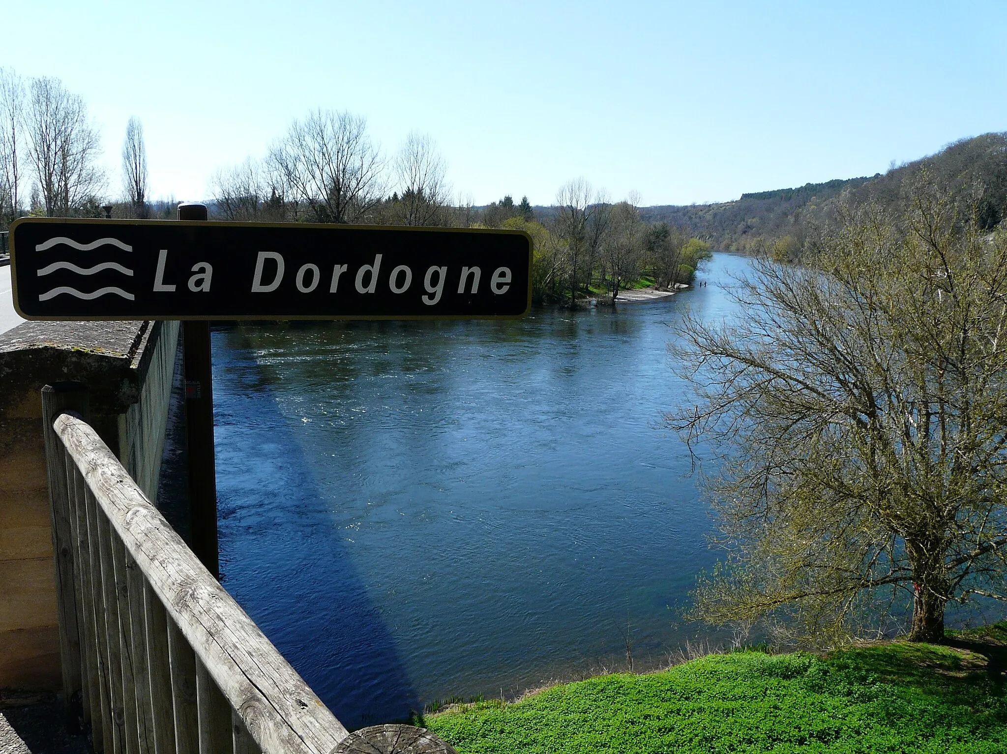 Photo showing: La Dordogne à Limeuil, Dordogne, France. En rive opposée, la commune d'Alles-sur-Dordogne.