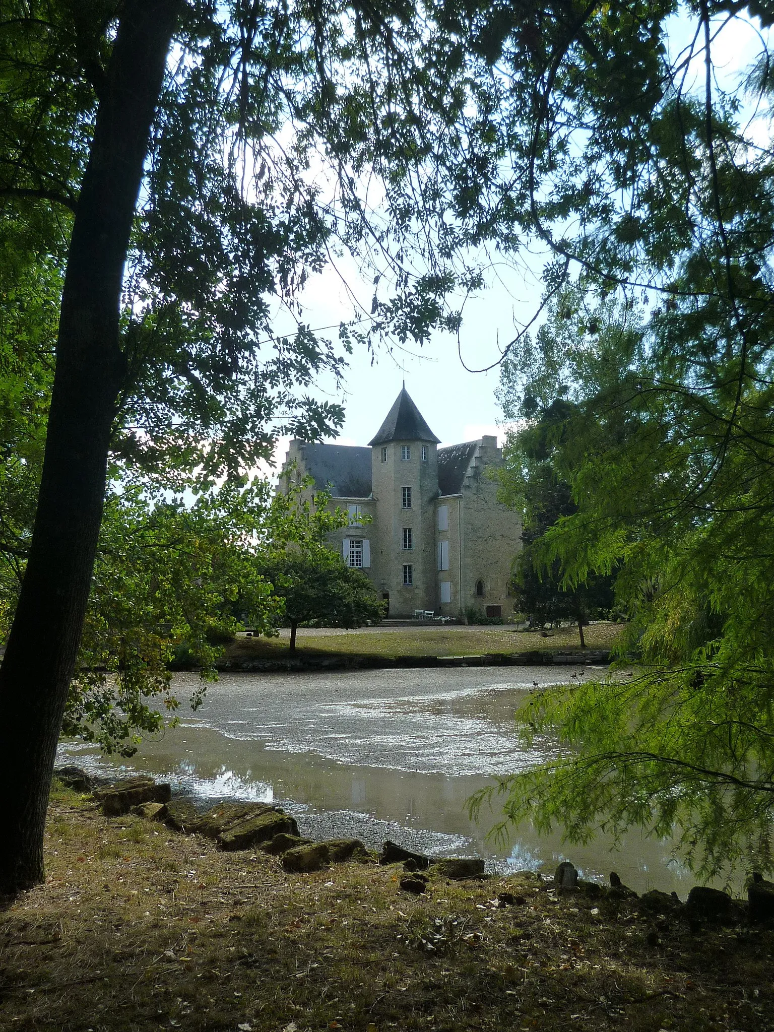 Photo showing: This building is indexed in the base Mérimée, a database of architectural heritage maintained by the French Ministry of Culture, under the reference PA00083135 .