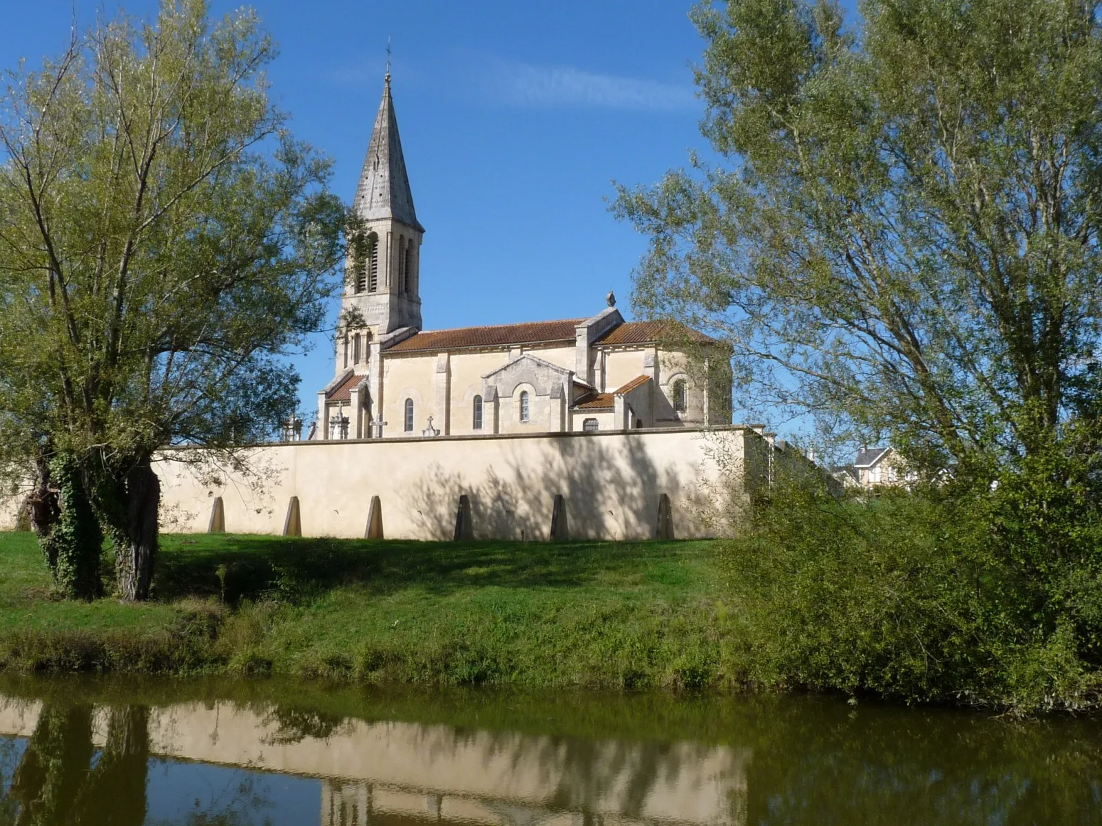 Photo showing: Eglise et étang de Saint-Vivien-de-Blaye, Gironde, France