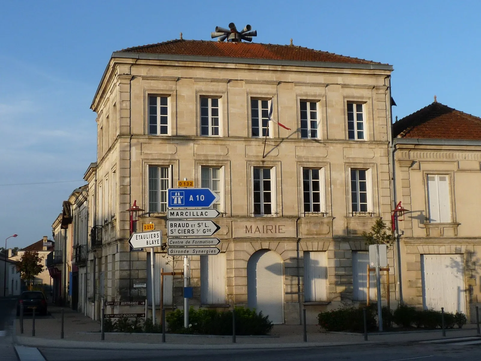 Photo showing: Mairie de Reignac, Gironde, France