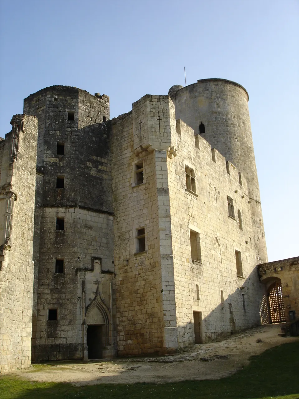 Photo showing: Logis seigneurial de Rauzan et tour d'honneur