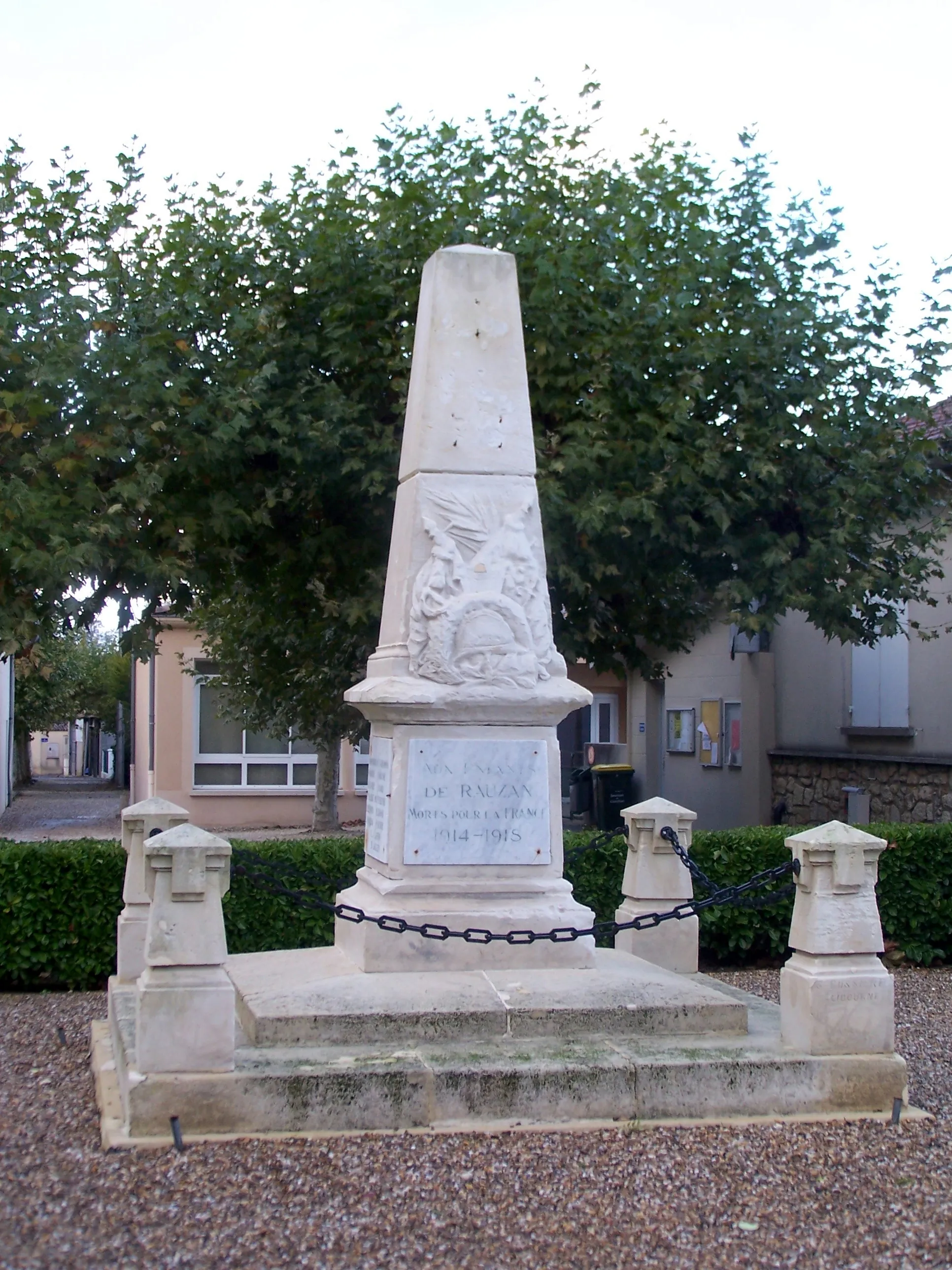 Photo showing: War memorial of Rauzan (Gironde, France)