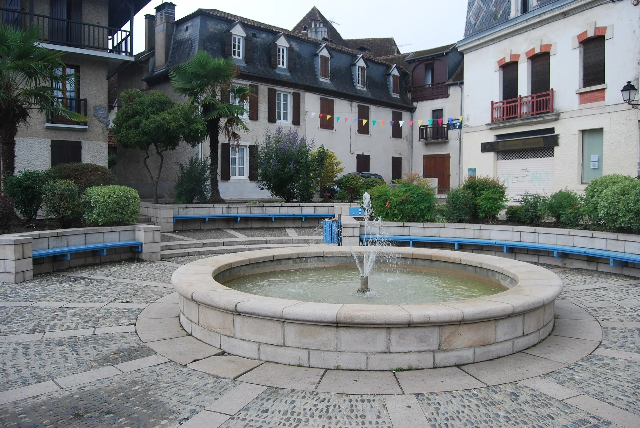 Photo showing: Fontaine place du Bayaa à Salies-de-Béarn.