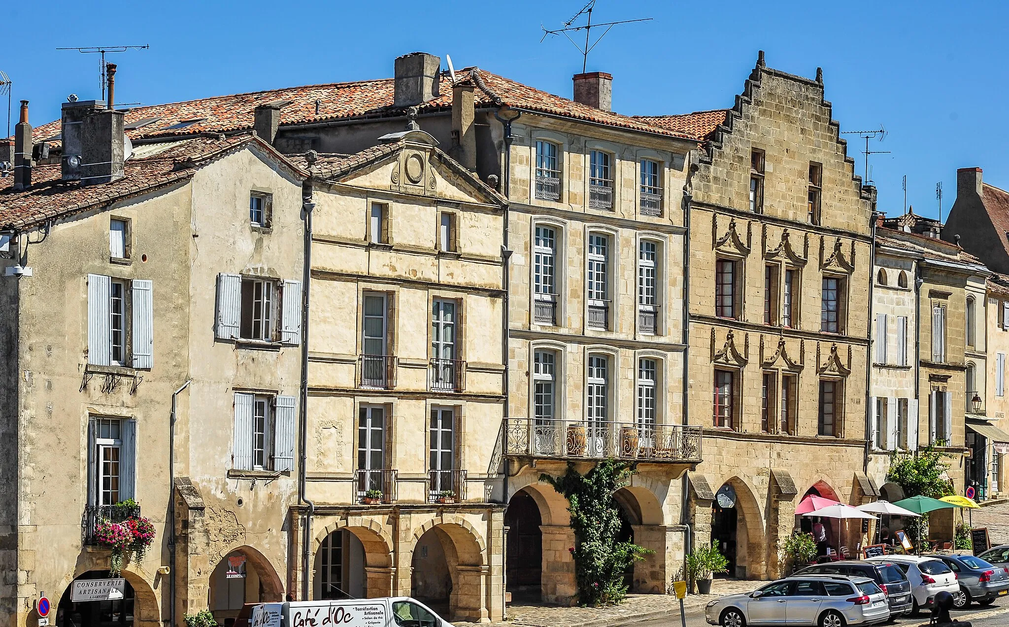 Photo showing: This building is indexed in the base Mérimée, a database of architectural heritage maintained by the French Ministry of Culture, under the reference PA00083676 .