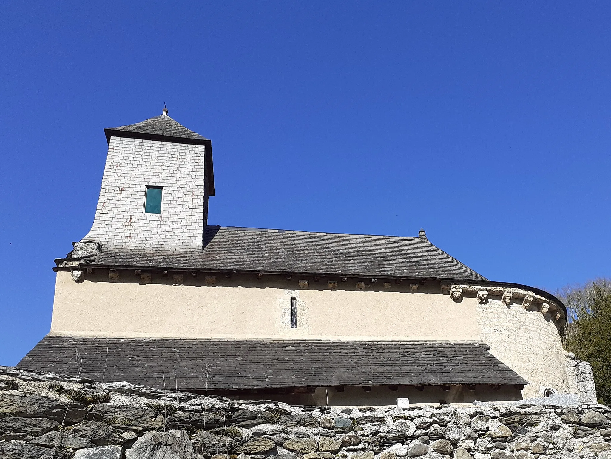 Photo showing: Façade méridionale de la chapelle Notre-Dame d'Assouste (XIIe siècle), Eaux-Bonnes, Pyrénées-Atlantiques