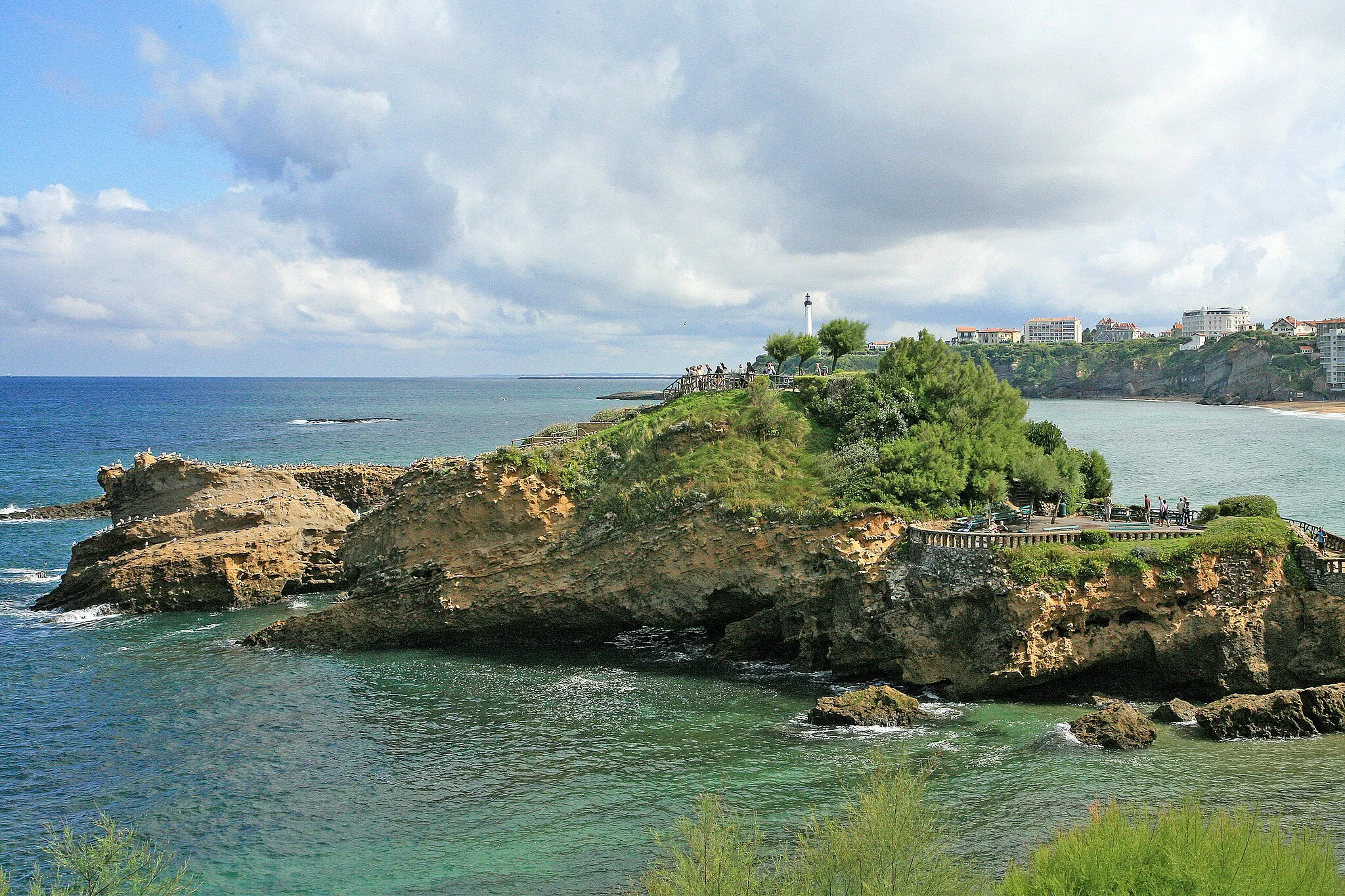 Photo showing: Rock formation "Rocher du Basta in Biarritz". The elegant seaside resort of Biarritz is located on the French Atlantic coast.