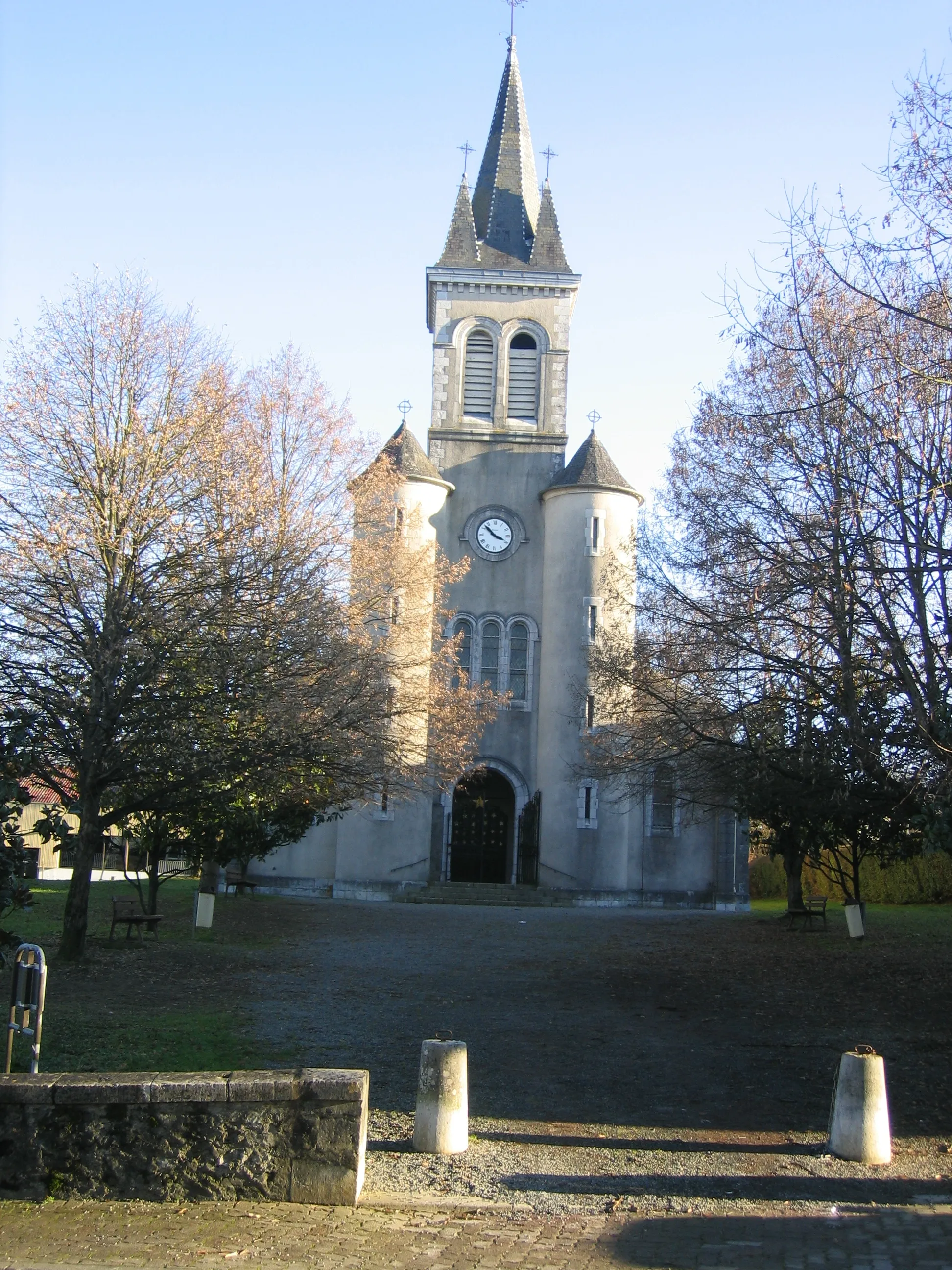 Photo showing: Orthez (France) : passé le Gave, s'étend le quartier Départ et se dresse son église.