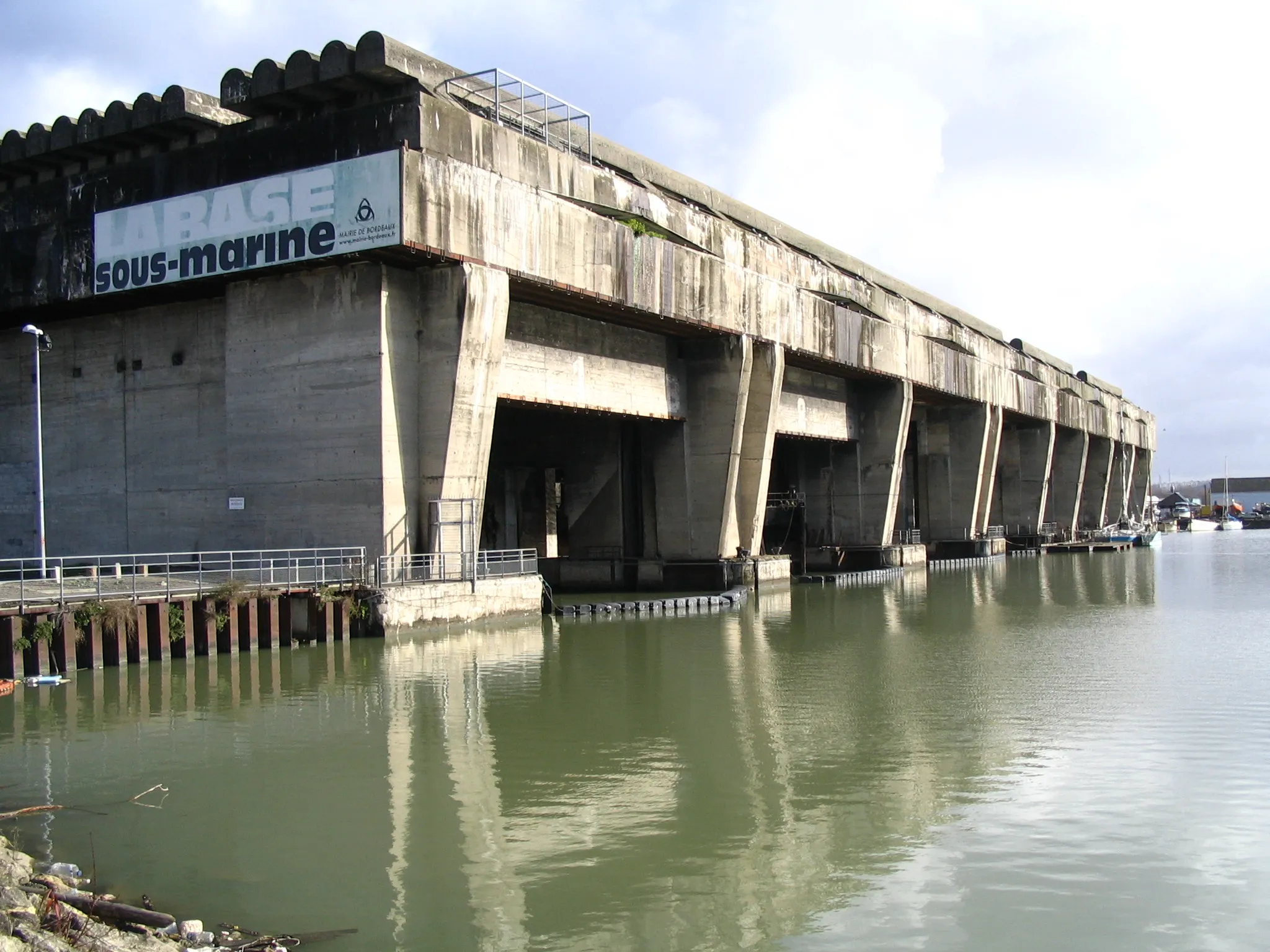 Photo showing: Former Uboat bunker of the German Kriegsmarine in Bordeaux, France, built in 1942.