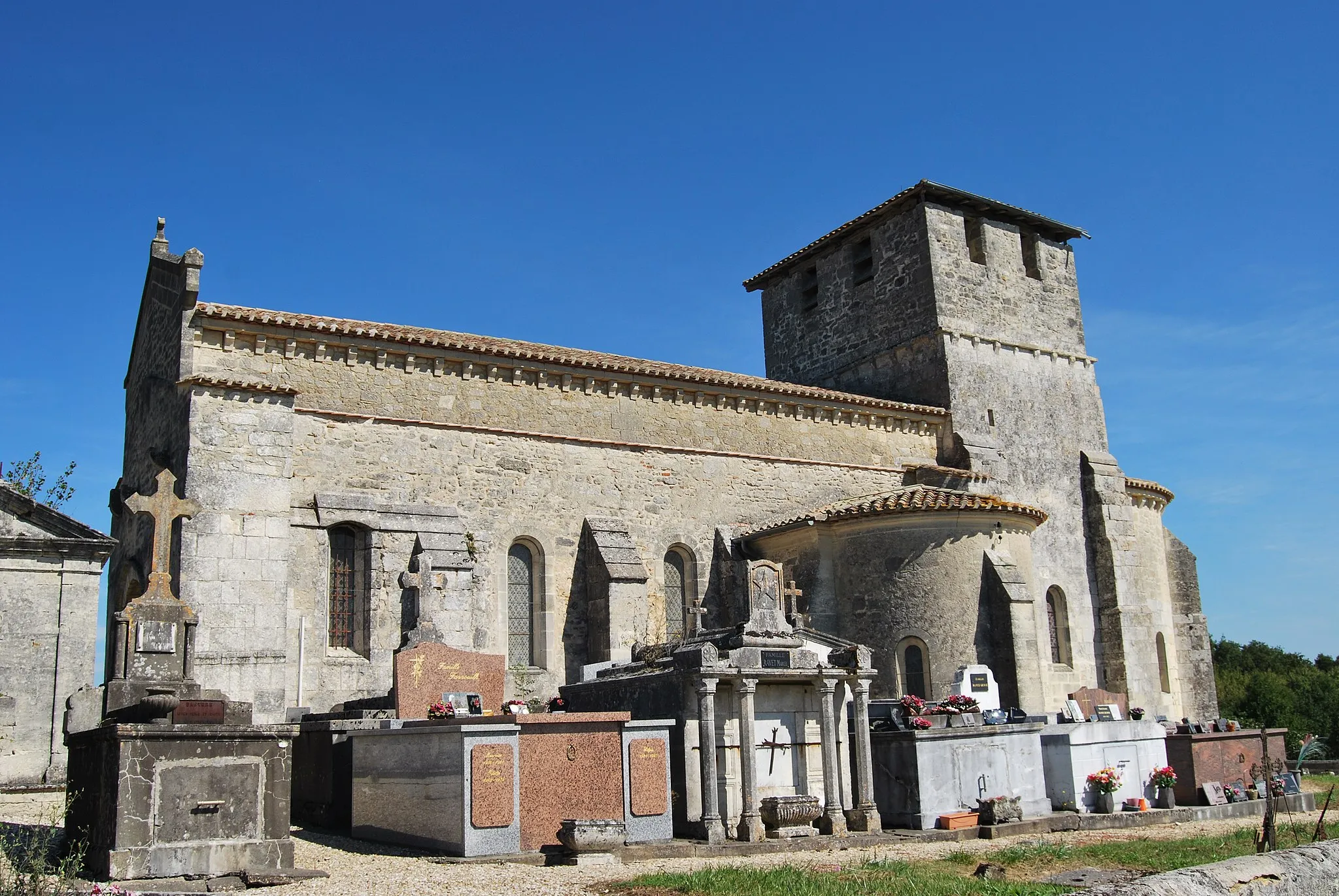 Photo showing: This building is indexed in the base Mérimée, a database of architectural heritage maintained by the French Ministry of Culture, under the reference PA00083781 .