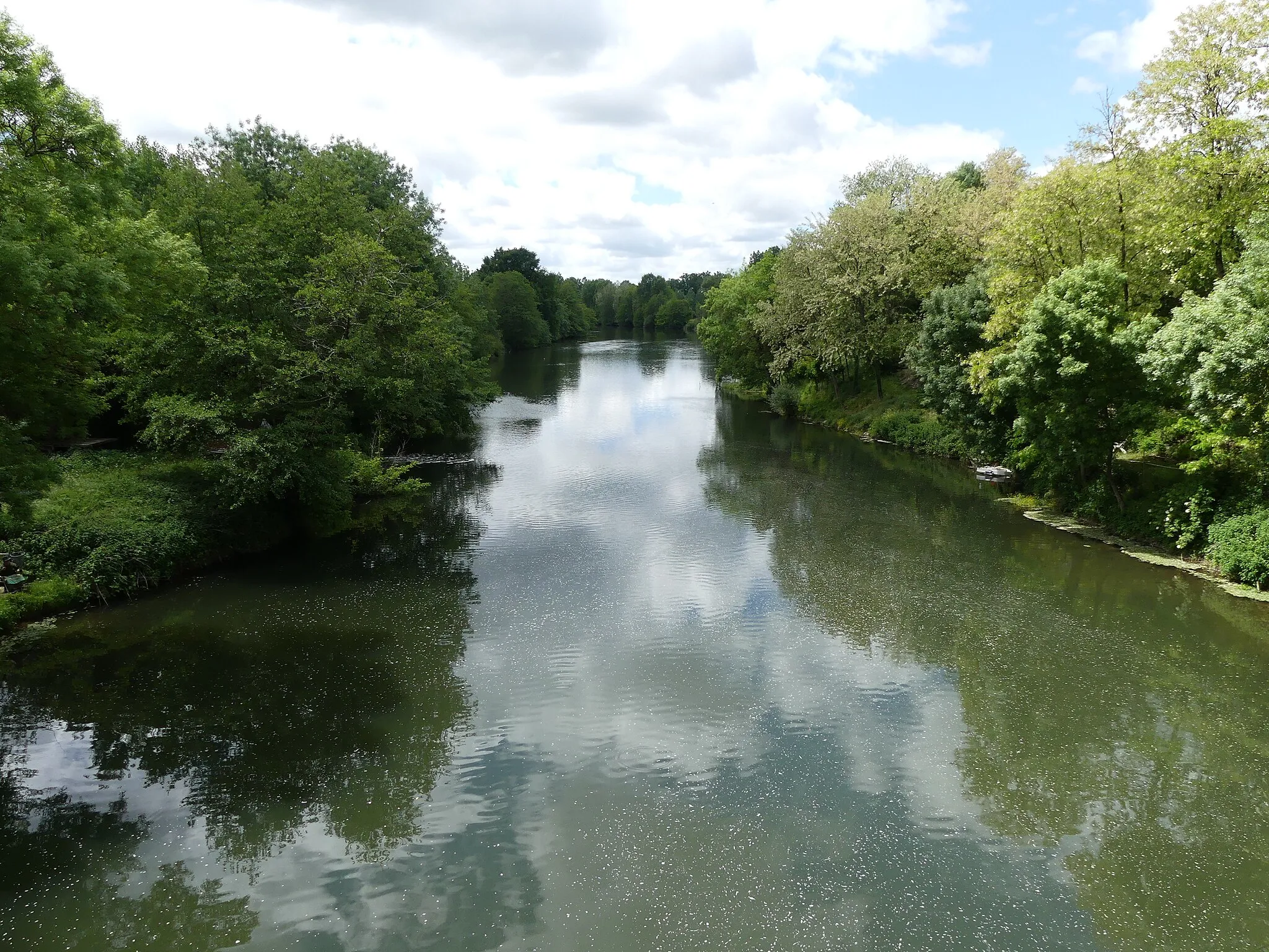 Photo showing: L'Isle en aval du pont de la route départementale 121, entre Gours (à gauche) et Saint-Antoine-sur-l'Isle (à droite), Gironde, France.