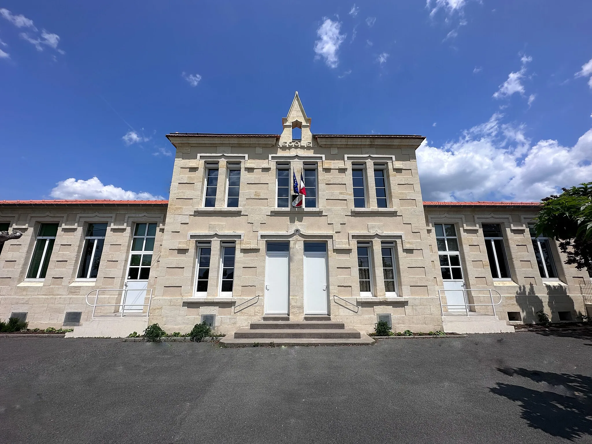 Photo showing: Façade de la Mairie de SAINT GENES DE BLAYE datée de 2023.
L'inscription "ECOLE" fait référence à l'ancienne fonction du bâtiment.