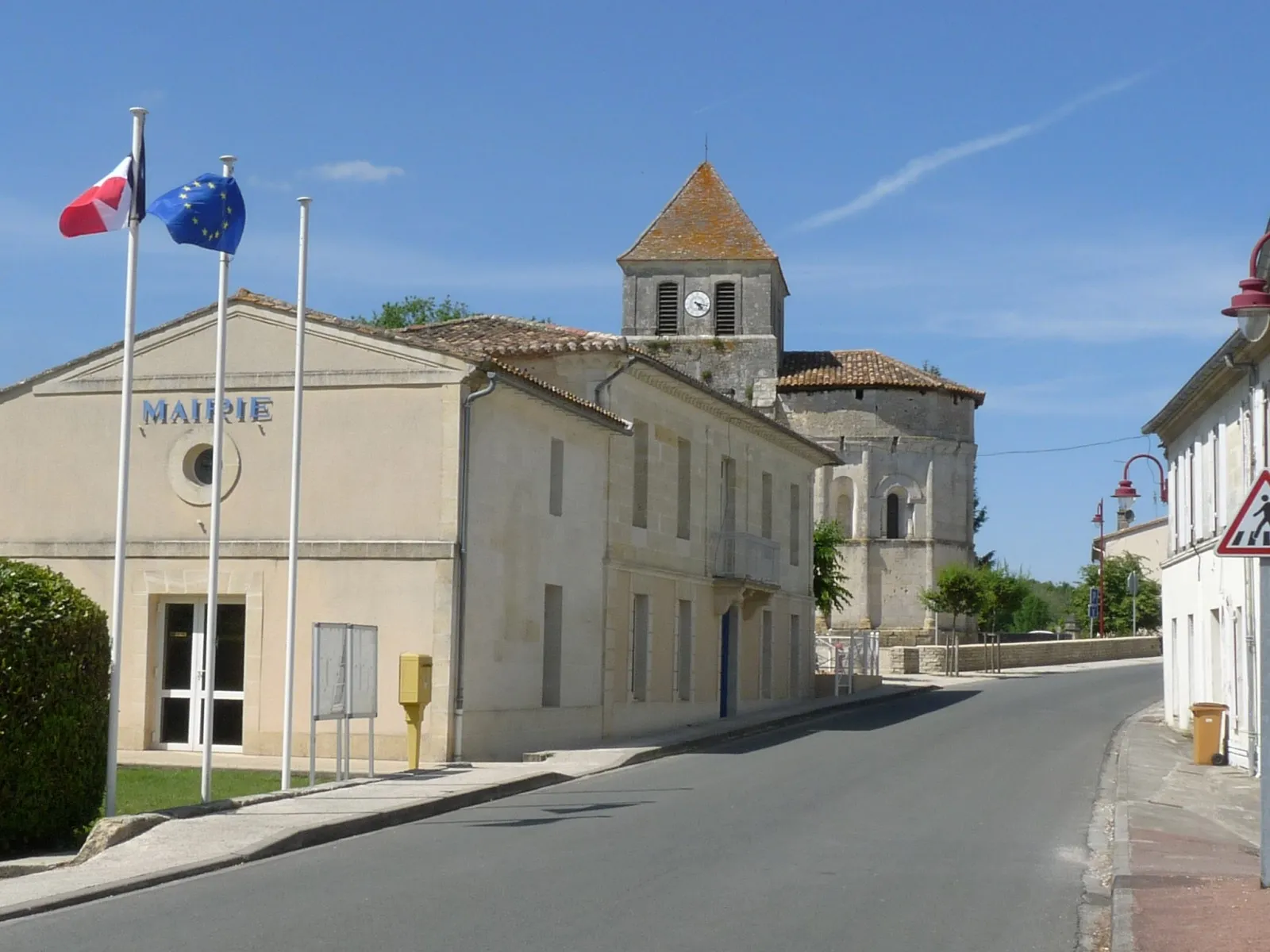 Photo showing: Mairie et église de St-Martin-du-Bois, Gironde, France