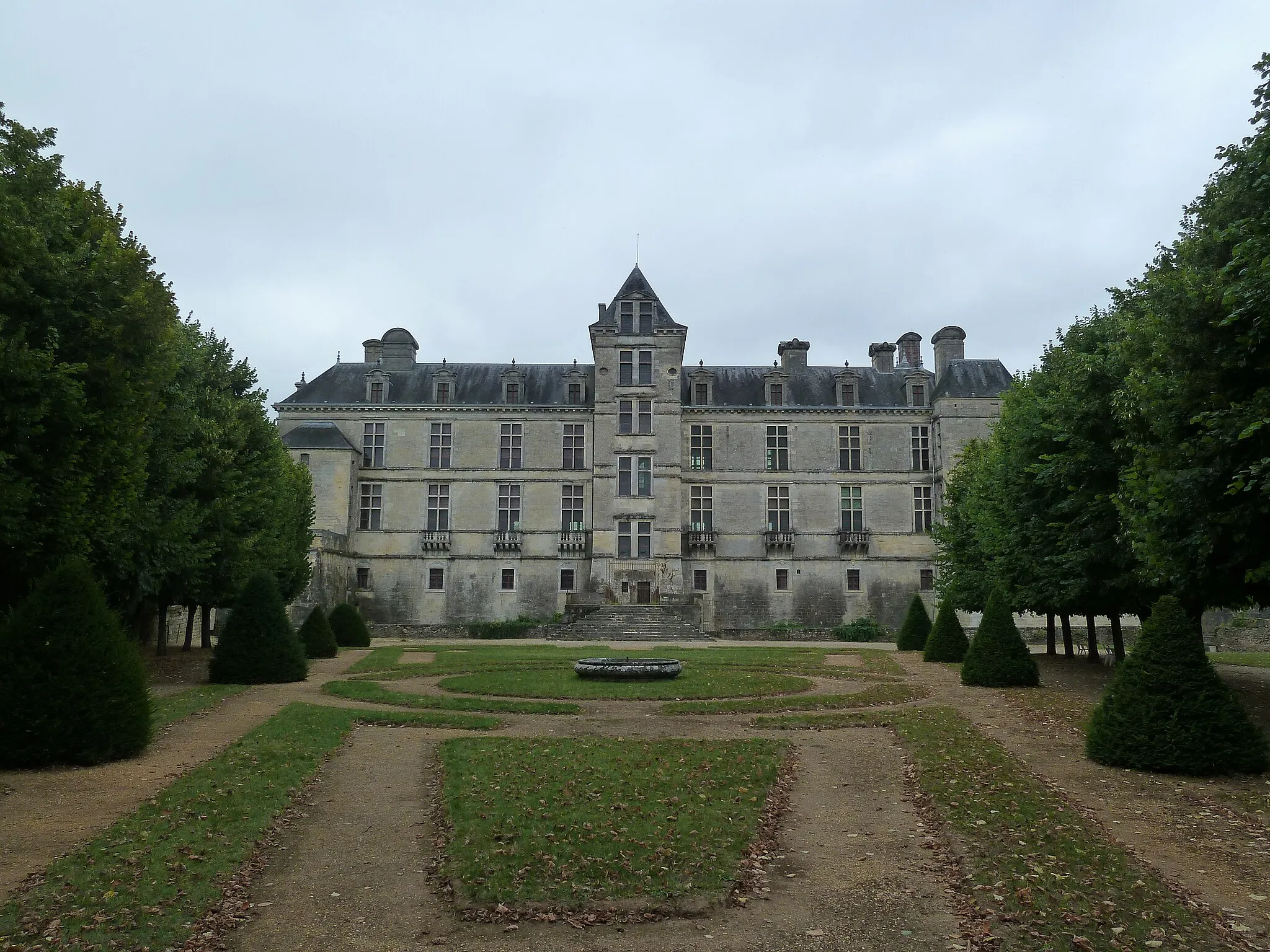 Photo showing: The castle of Cadillac, seen from its garden