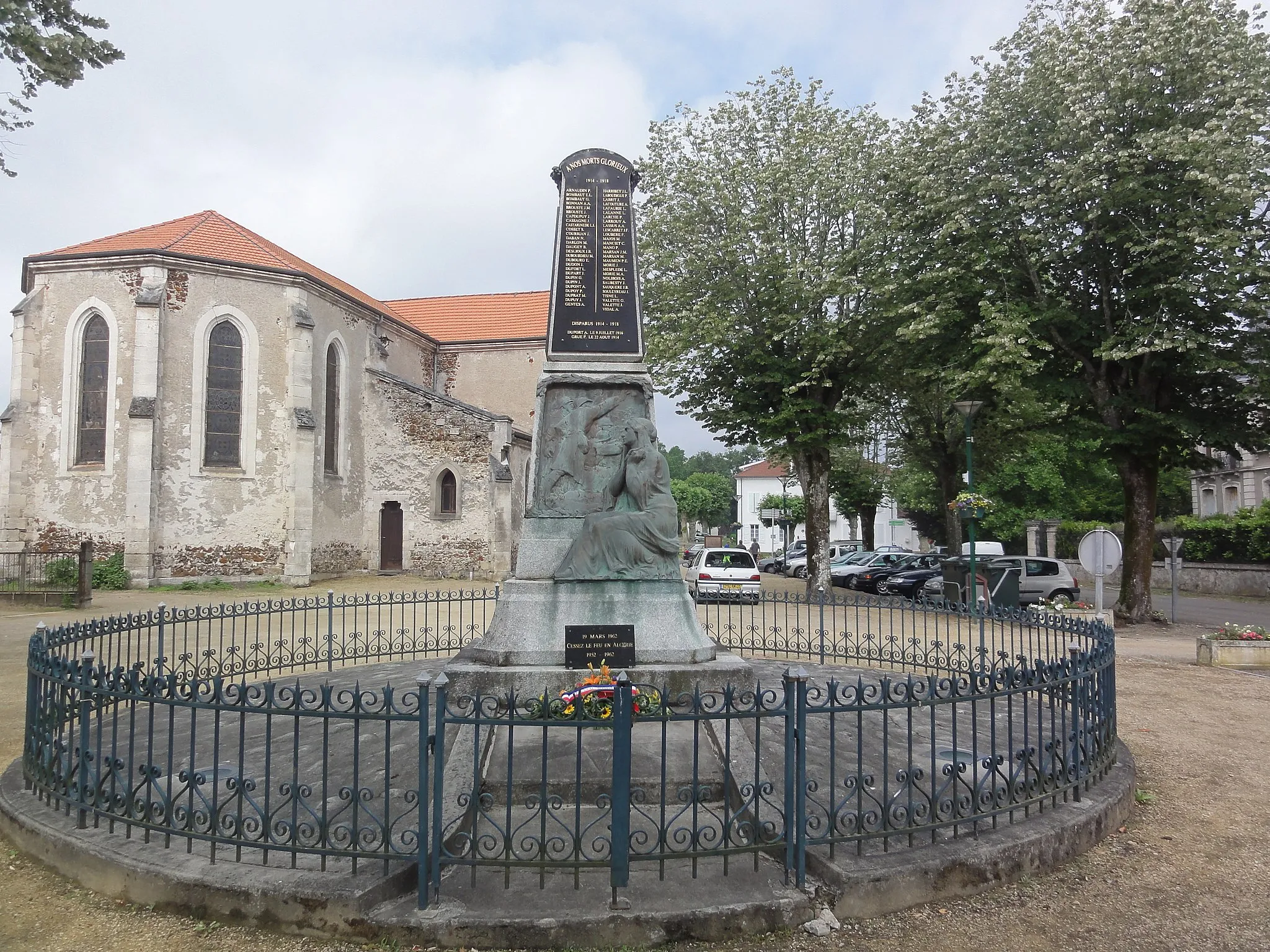 Photo showing: Labouheyre (Landes) Monument aux morts
